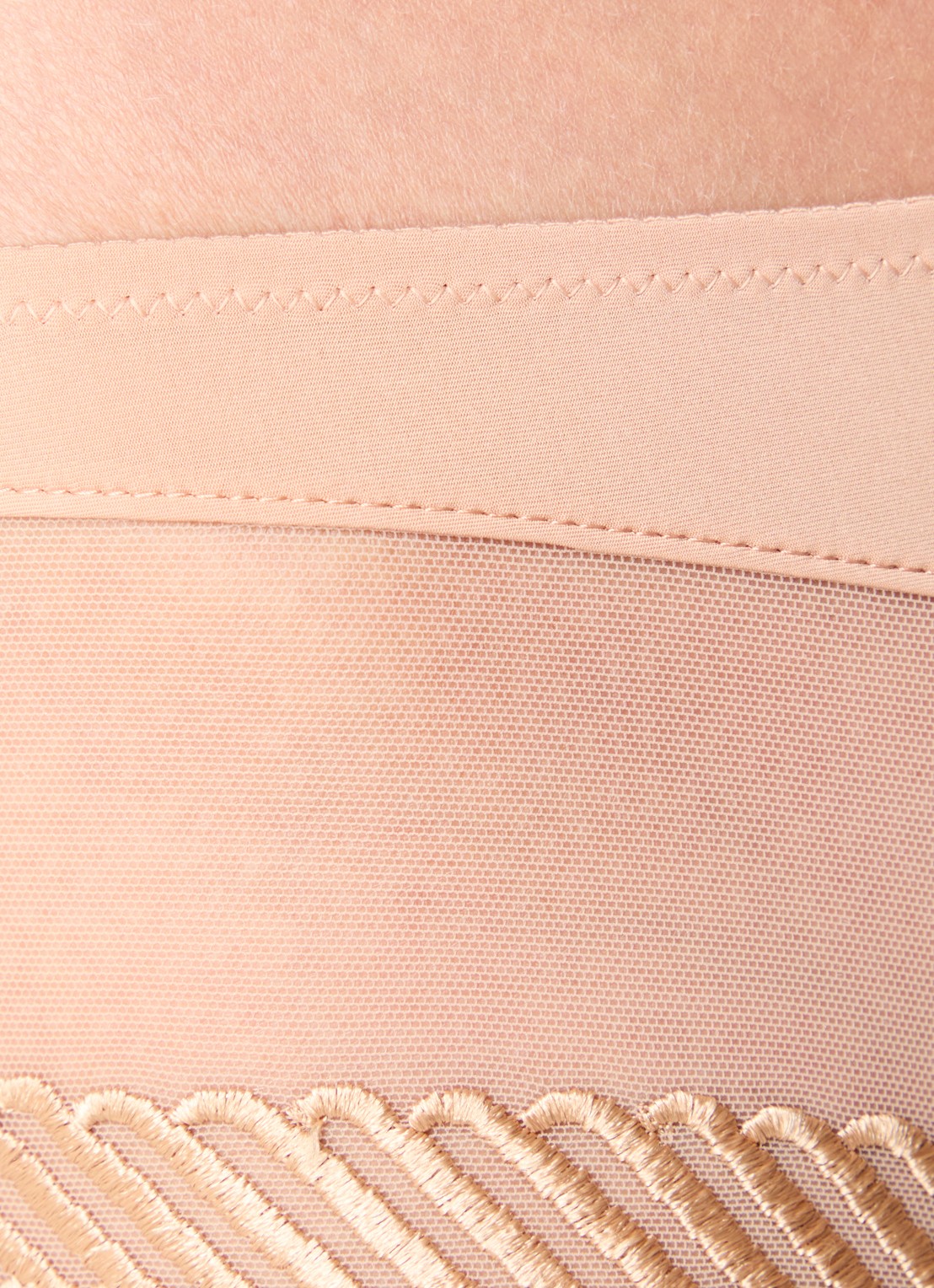 Aubade Sheer Emotion shorty met mesh en borduring - detail 5 zand