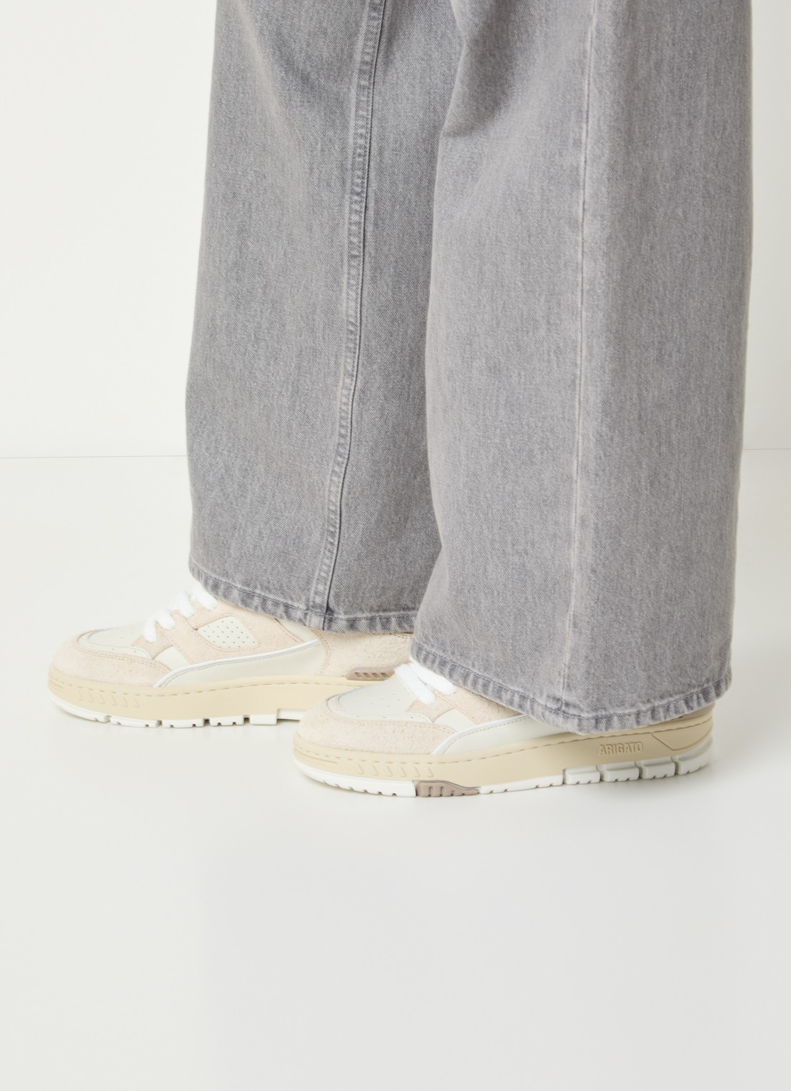 Axel Arigato Area Lo Fluffy sneaker met suède details - voorkant 5 beige