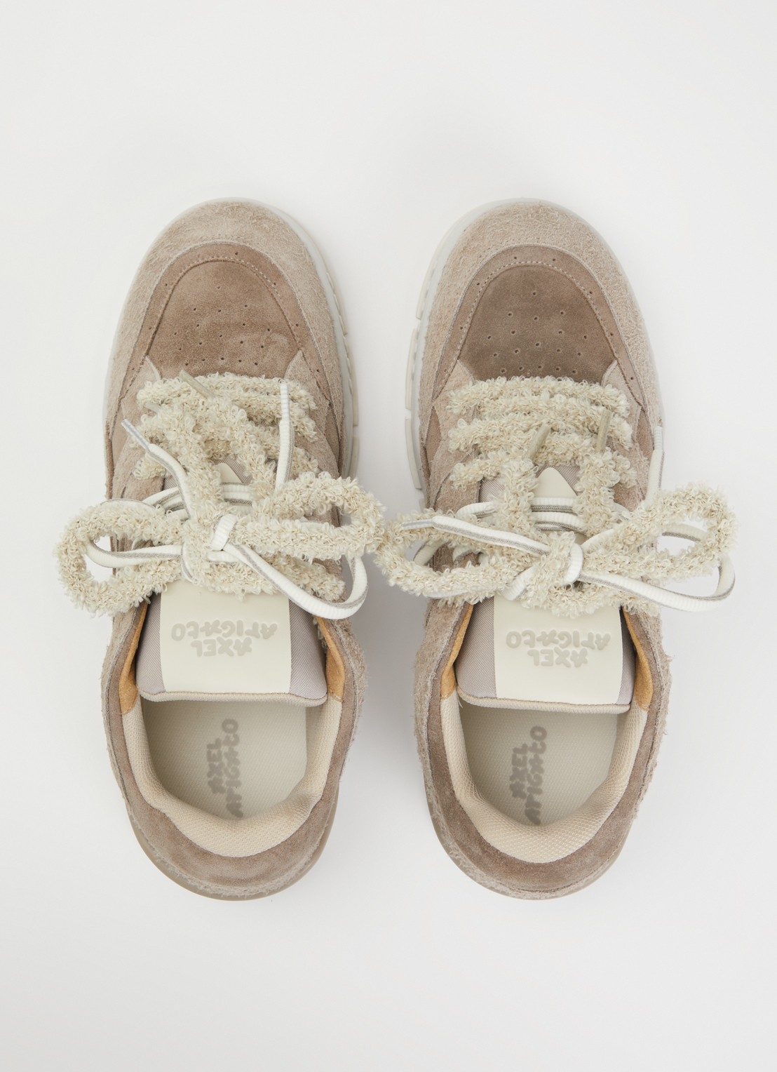Axel Arigato Area Lo Label sneaker van leer van suède - detail 2 taupe