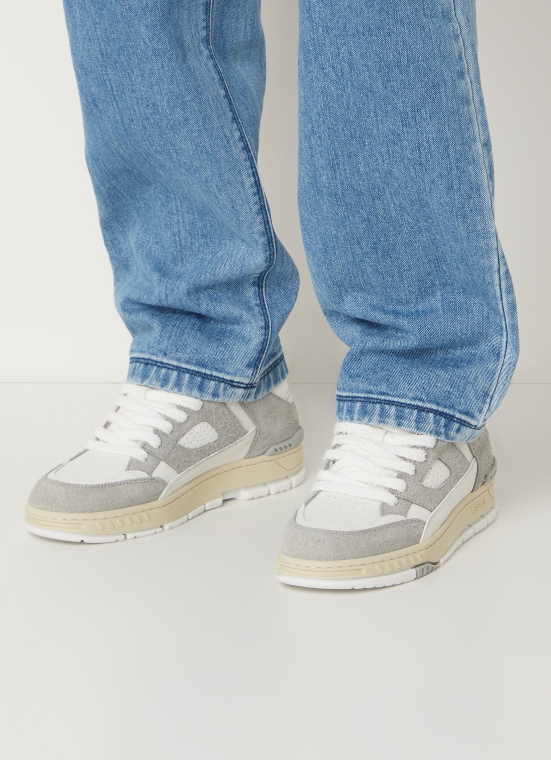Axel Arigato Area Lo sneaker van leer met suède details - voorkant 3 grijs