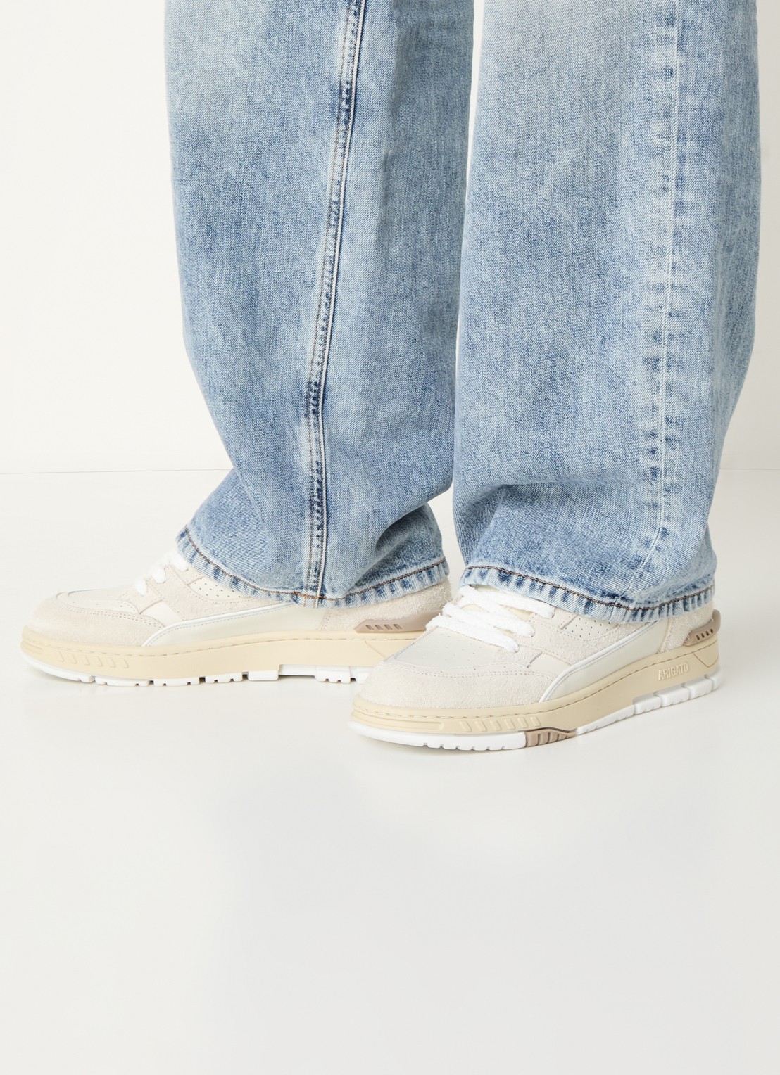 Axel Arigato Area Lo sneaker van leer met suède details - voorkant 2 gebroken wit