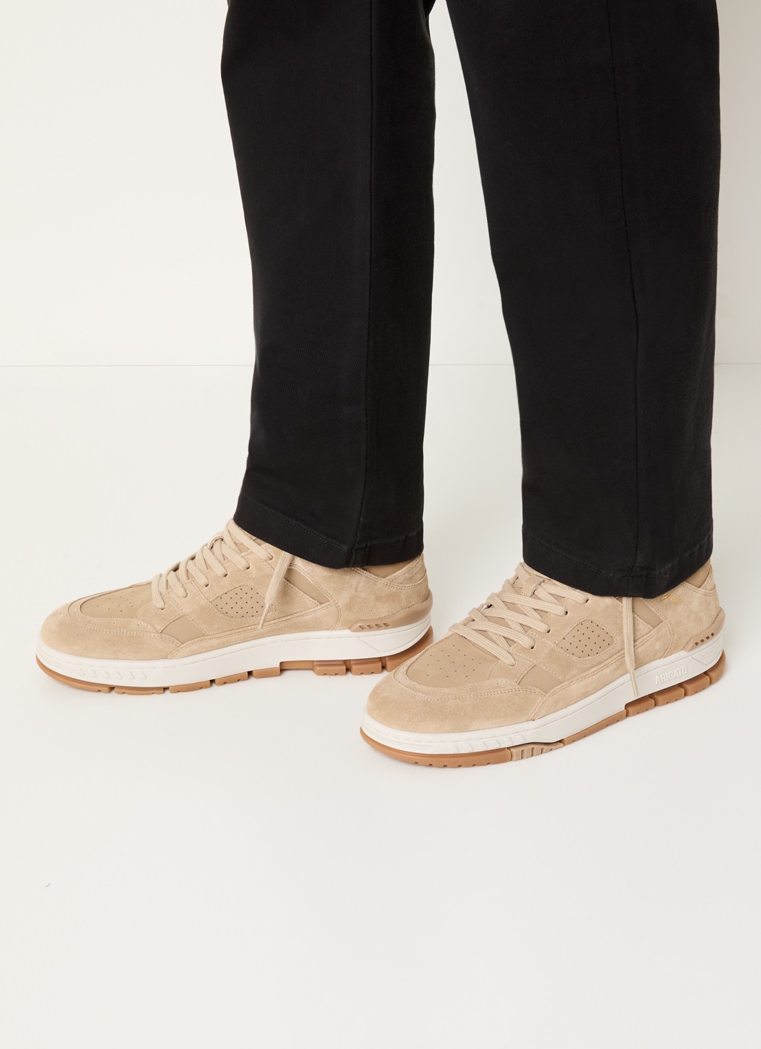 Axel Arigato Area Lo sneaker van suède met details van nubuck - voorkant 5 naturel