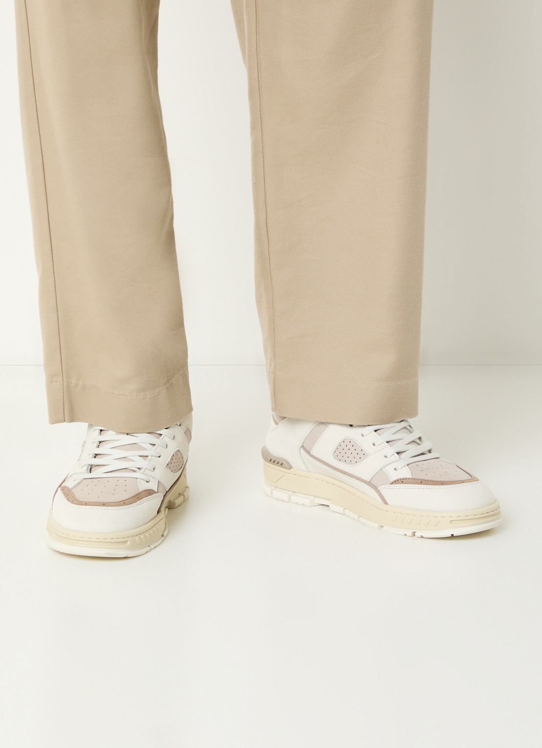 Axel Arigato Area Lo sneaker van suède met leren details - voorkant 2 lichtgrijs