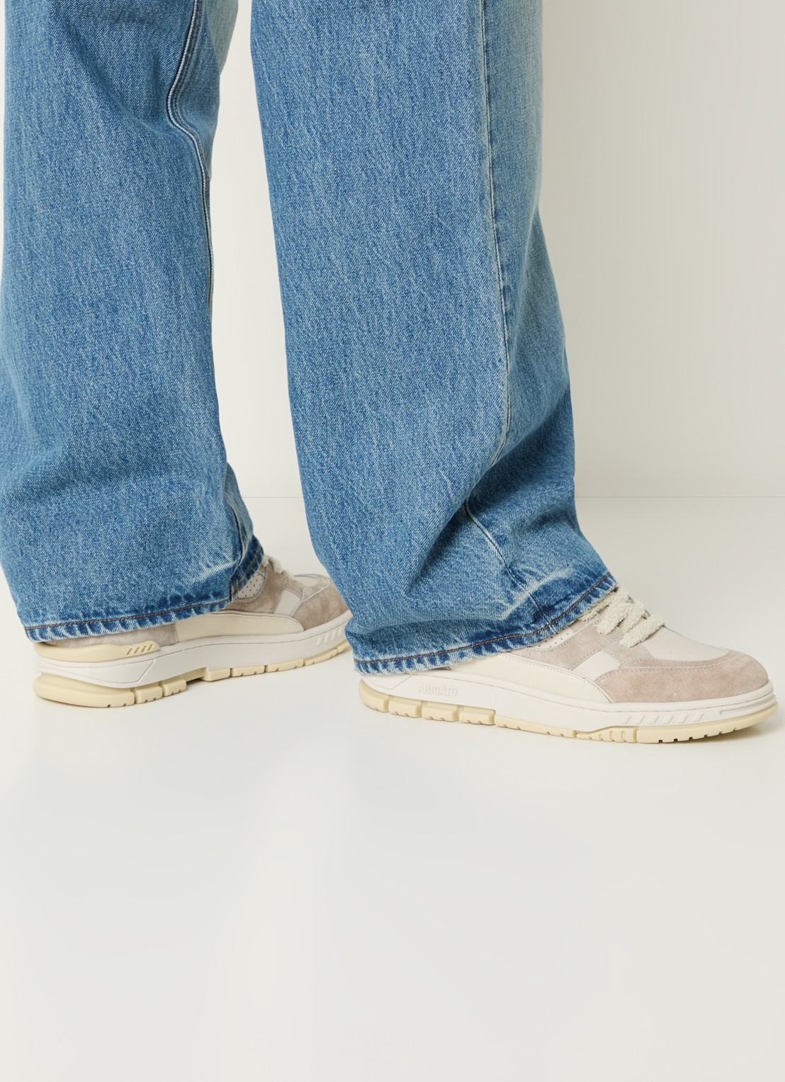 Axel Arigato Area Lo sneaker van suède - voorkant 3 lichtgrijs