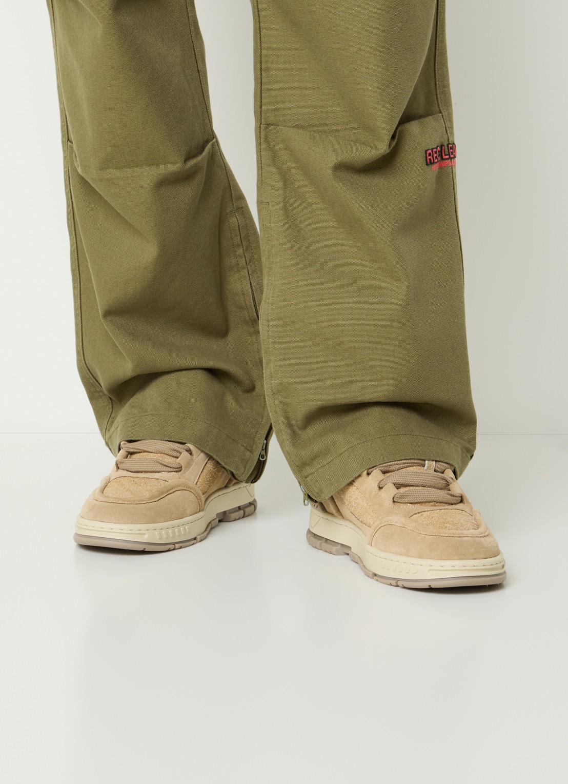Axel Arigato Area Loop sneaker van suède - voorkant 2 beige