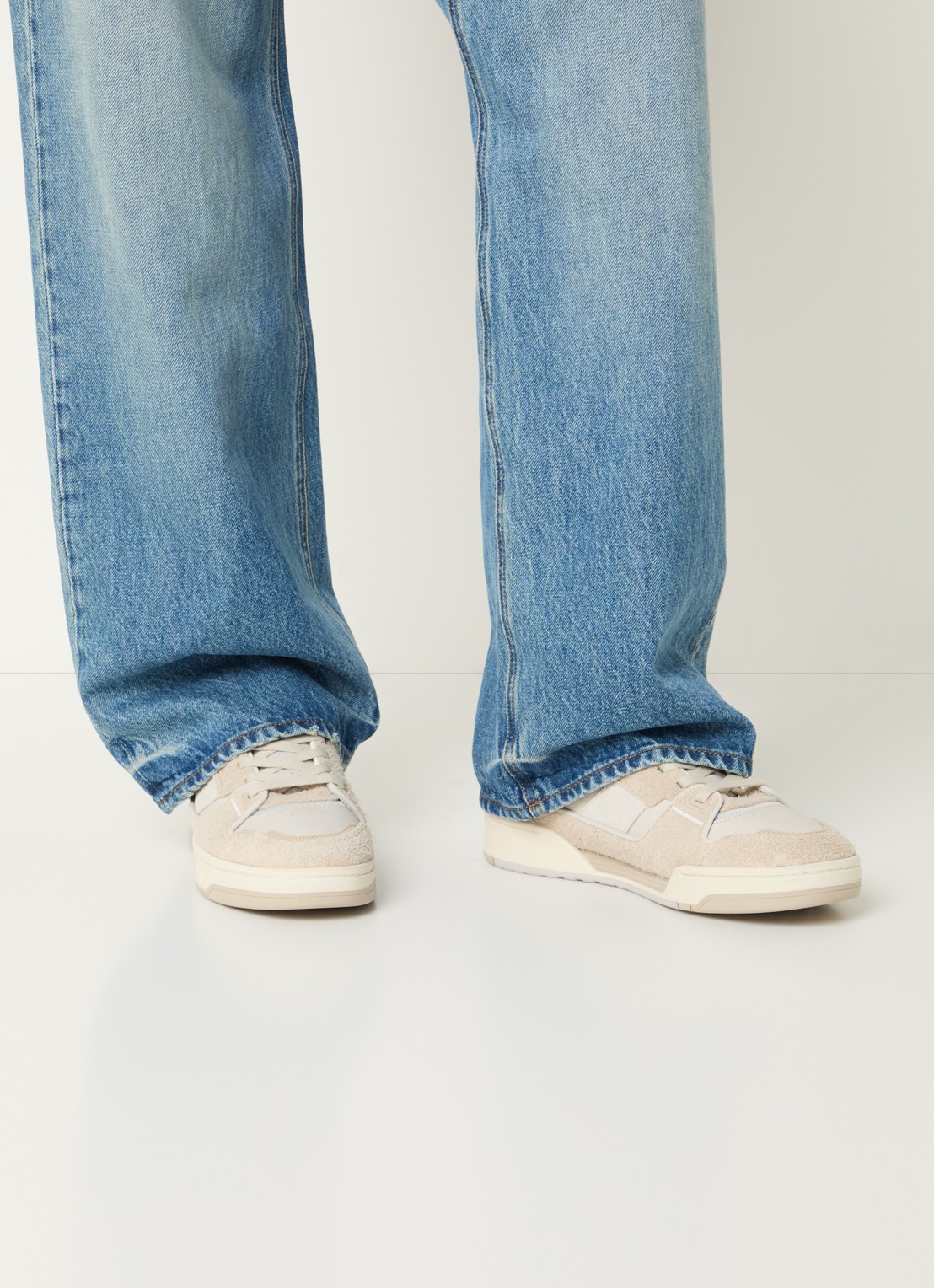 Axel Arigato Clay sneaker van leer met suède details - voorkant 3 donkerbeige