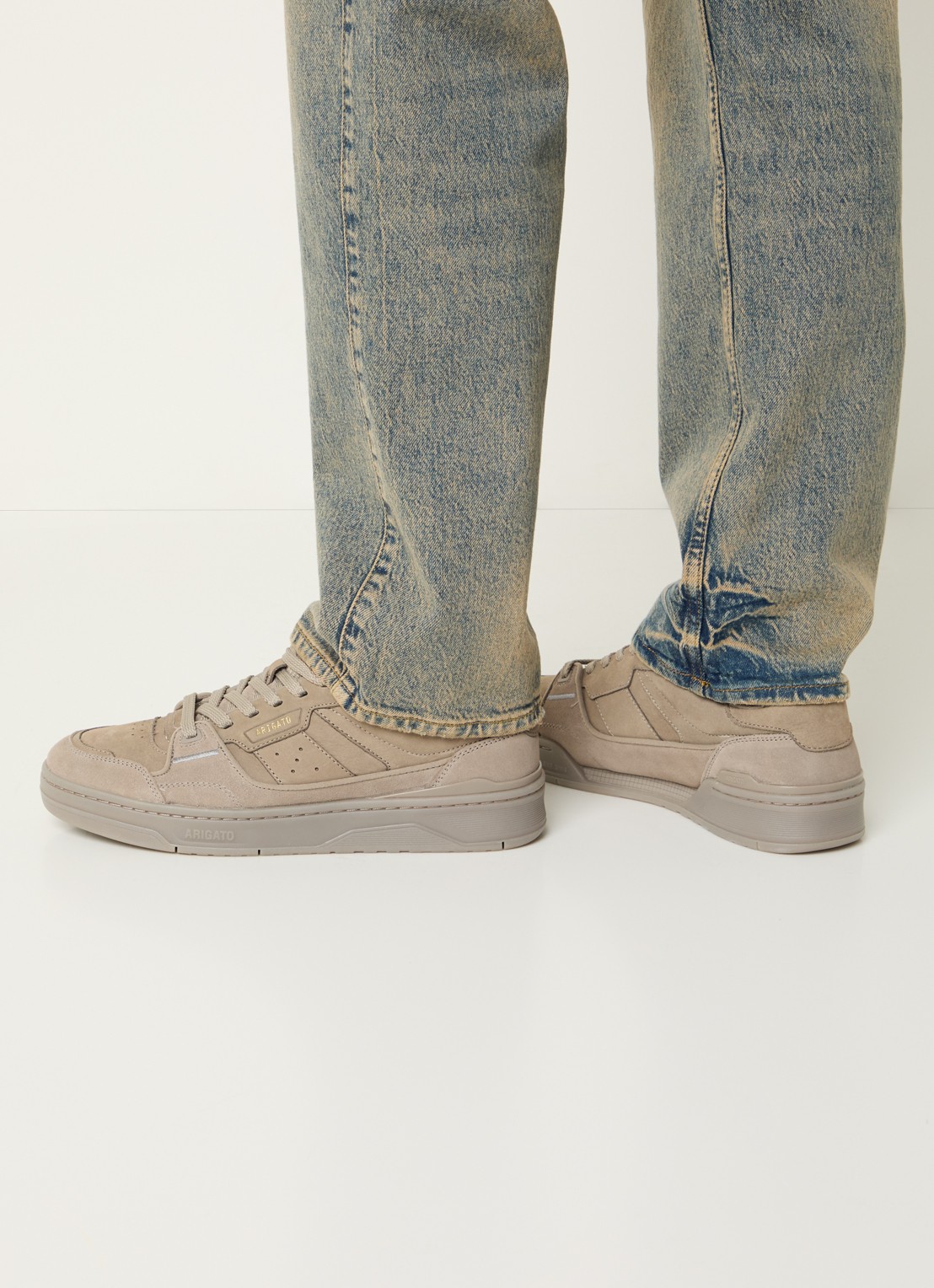 Axel Arigato Clay sneaker van leer van suède - voorkant 3 beige