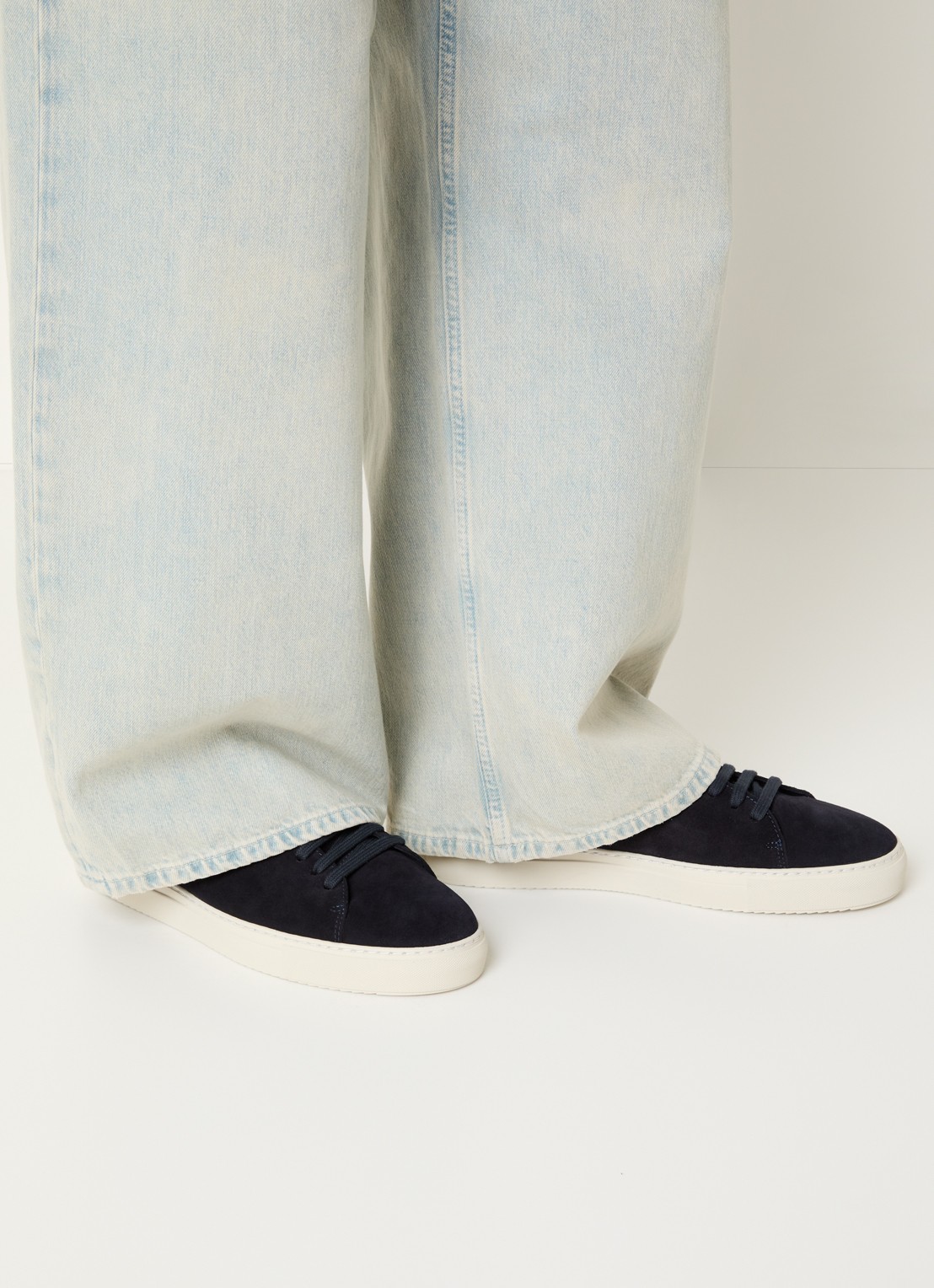 Axel Arigato Clean 90 sneaker van suède met logo - voorkant 3 blauw
