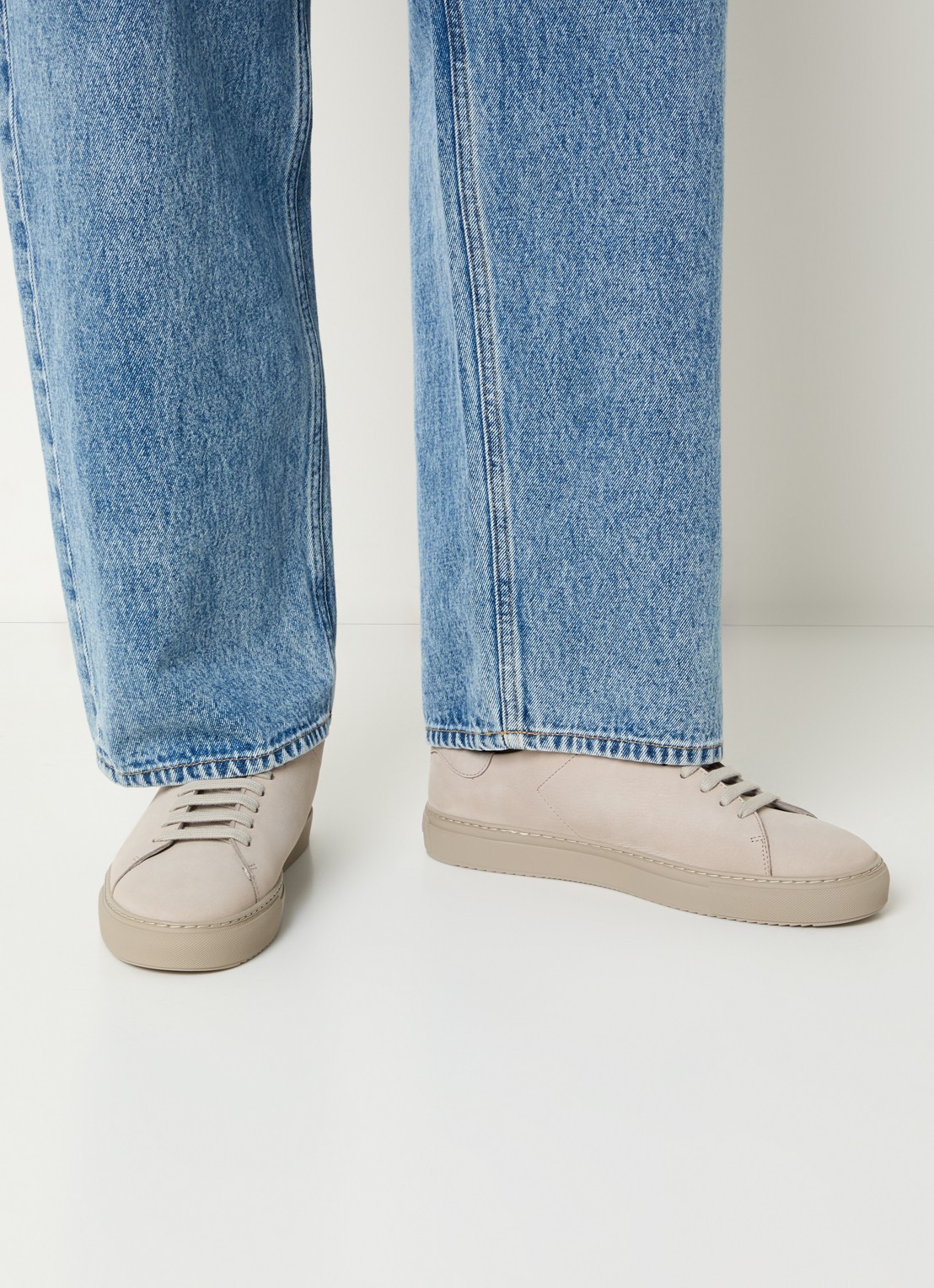 Axel Arigato Clean 90 sneaker van suède - voorkant 2 taupe