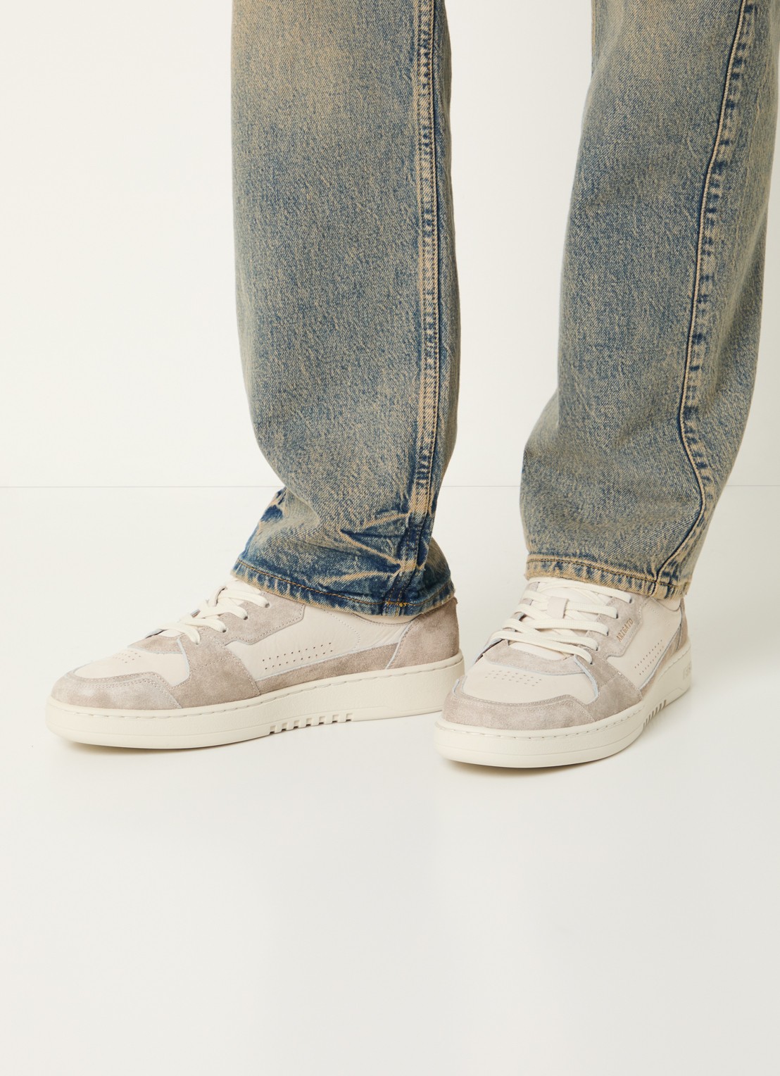 Axel Arigato Dice Lo sneaker van leer met details van suède - voorkant 2 taupe
