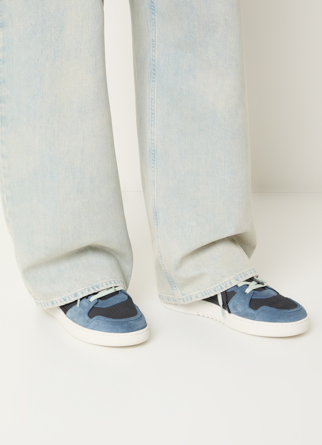 Axel Arigato Dice Lo sneaker van nubuck met suède details - voorkant 2 staalblauw