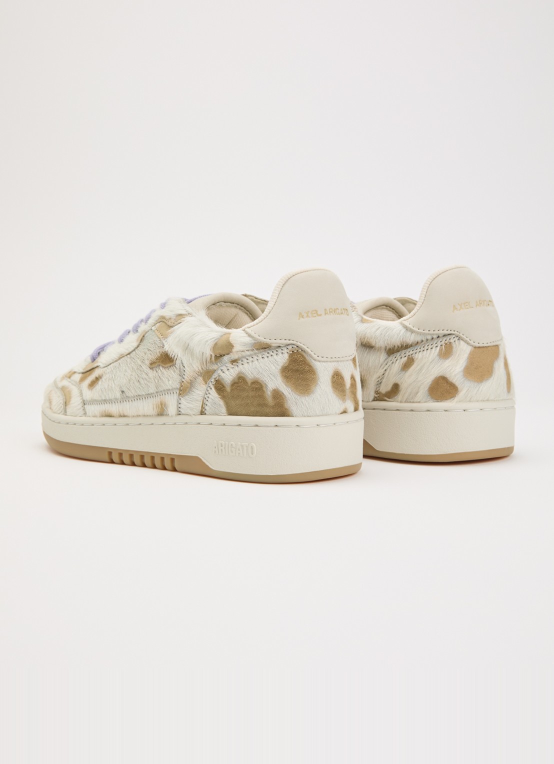 Axel Arigato Dice T-Toe sneaker van koeienvacht met details van suède en nubuck - achterkant beige