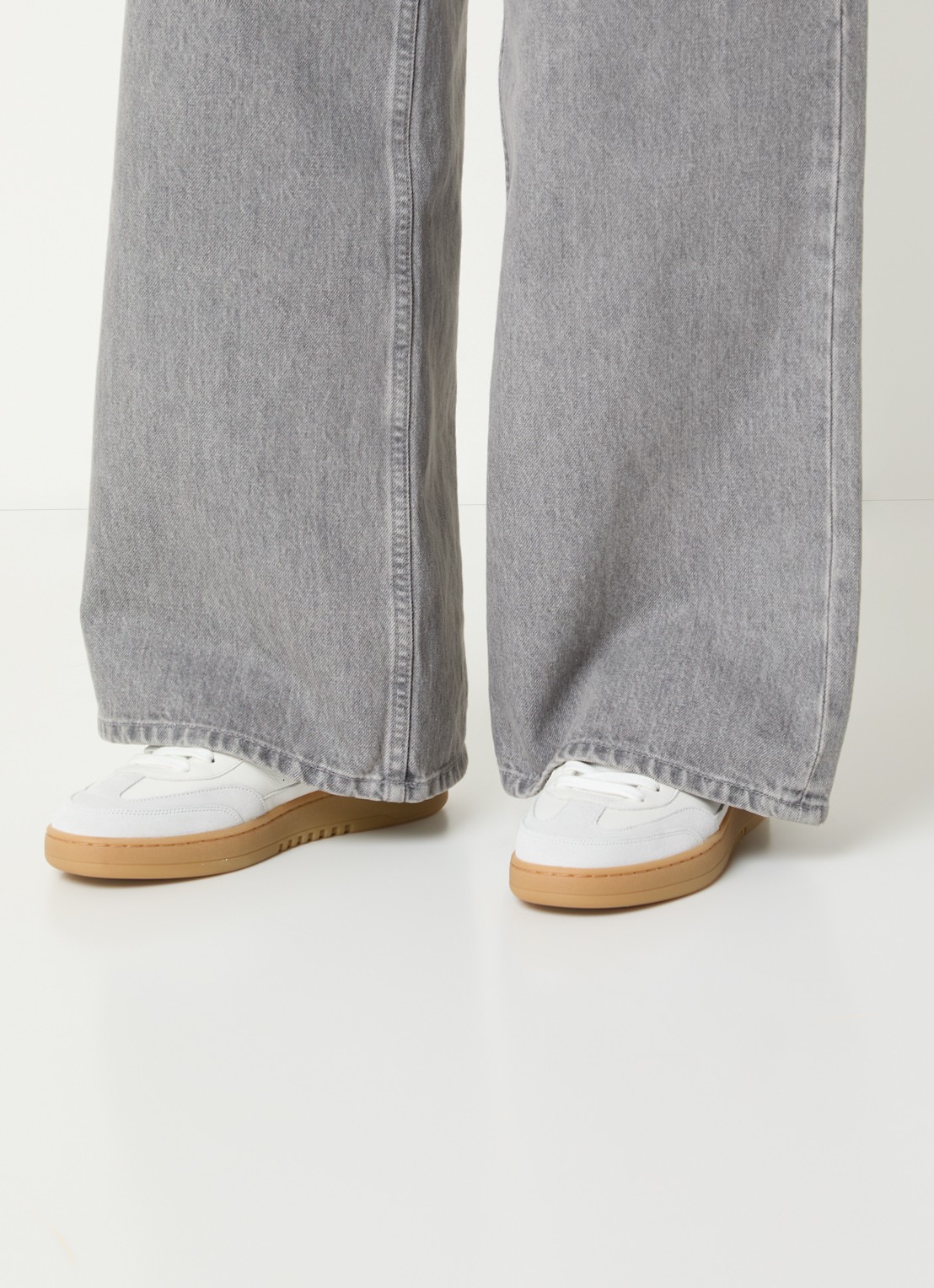 Axel Arigato Dice-T-Toe sneaker van leer met suède details - voorkant 5 gebroken wit
