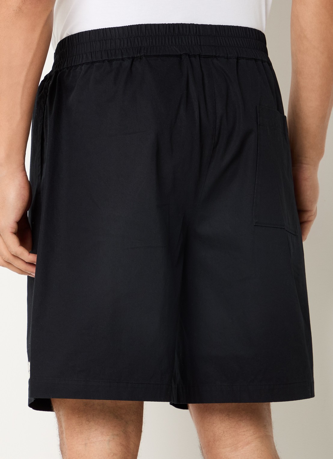 Axel Arigato Heath wide leg korte broek met steekzakken en logoborduring - achterkant zwart