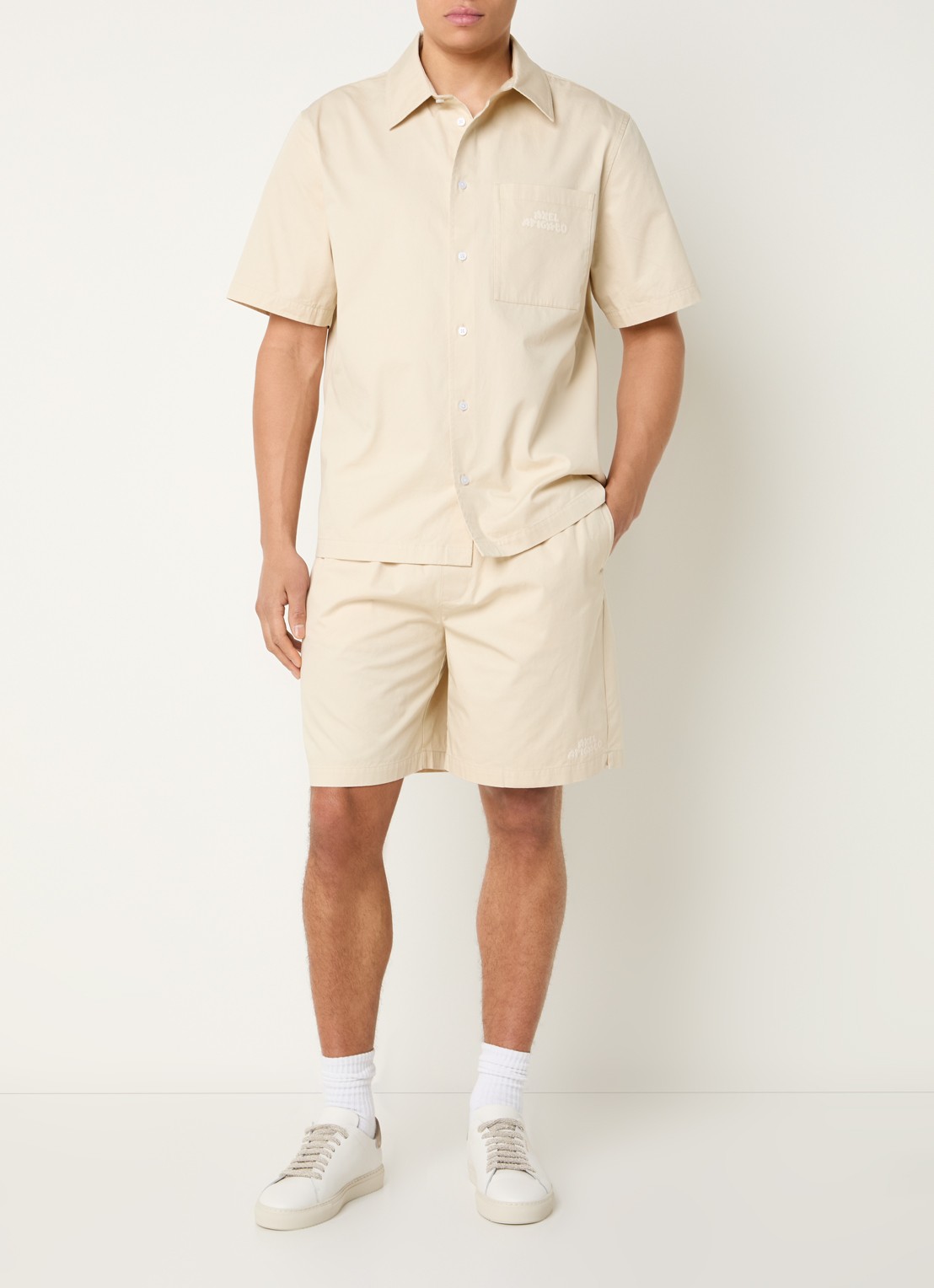 Axel Arigato Heath wide leg korte broek met steekzakken en logoborduring - voorkant 2 beige