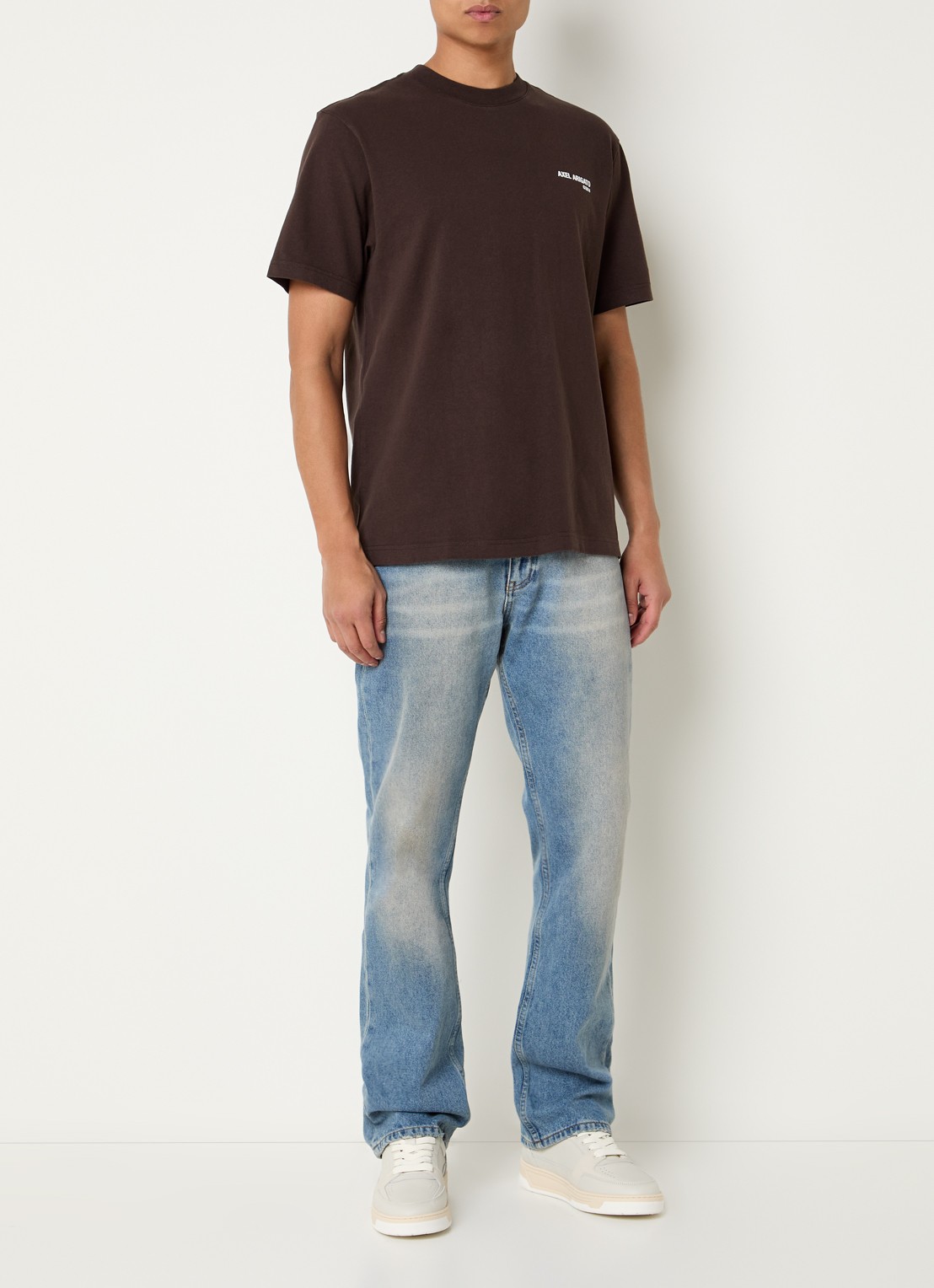 Axel Arigato Legacy T-shirt met logo - voorkant 2 donkerbruin
