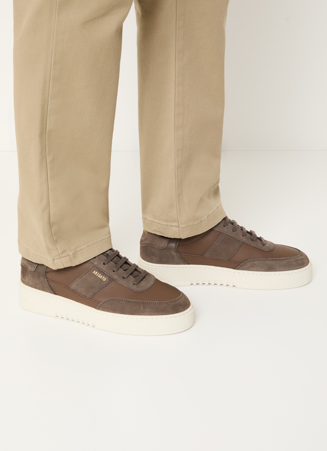Axel Arigato Orbit Vintage sneaker van nubuck met leren details - voorkant 3 bruin