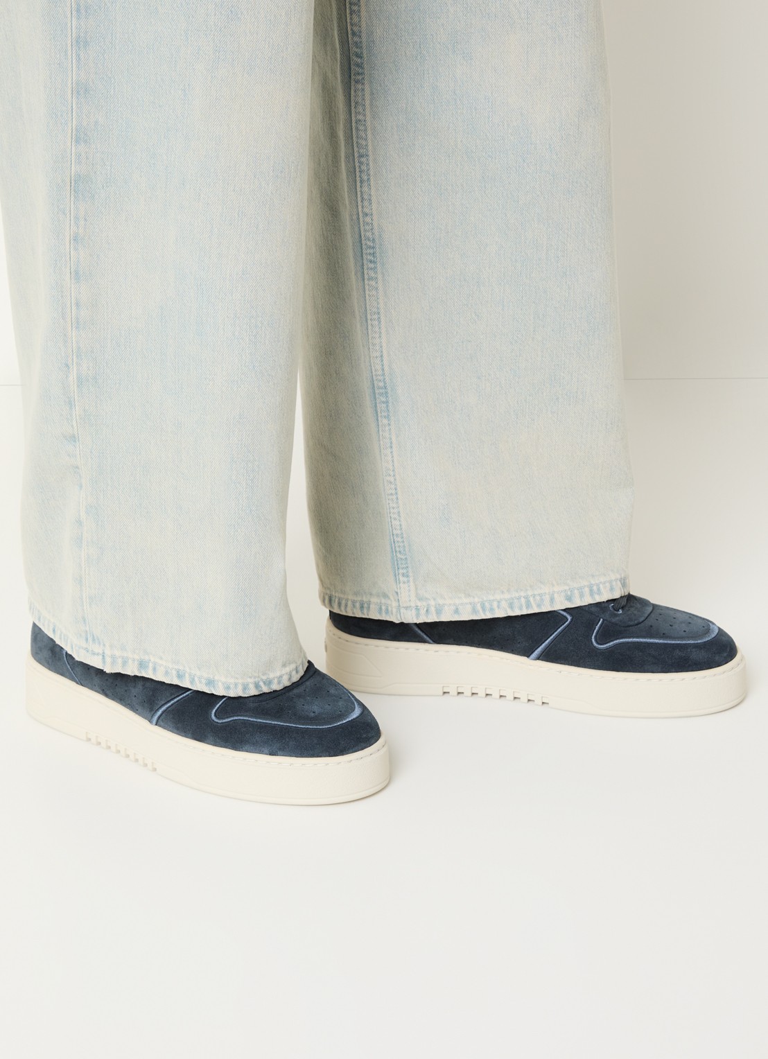 Axel Arigato Orbit Vintage sneaker van suède - voorkant 5 donkerblauw