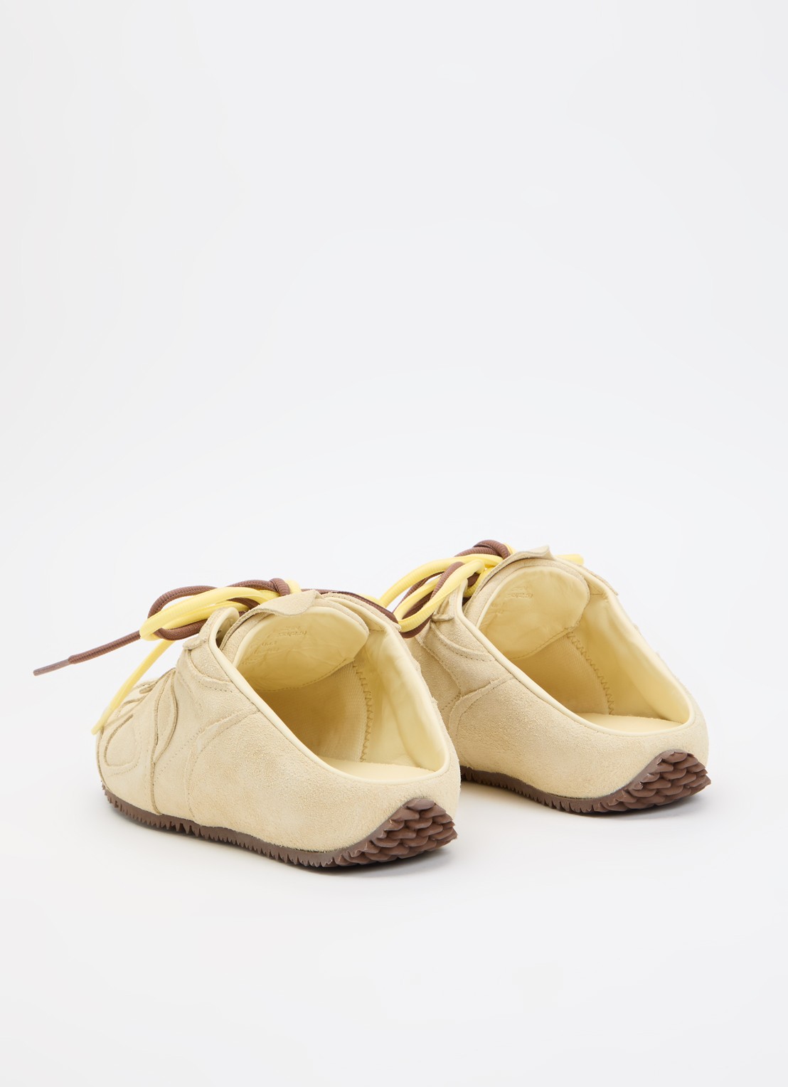 Axel Arigato Slow Mule sneakers van suède - achterkant lichtgeel