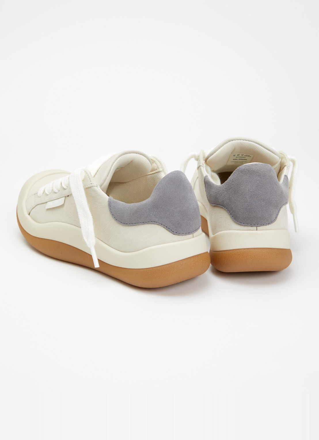 Axel Arigato Squish sneaker van nubuck met suède details - achterkant beige
