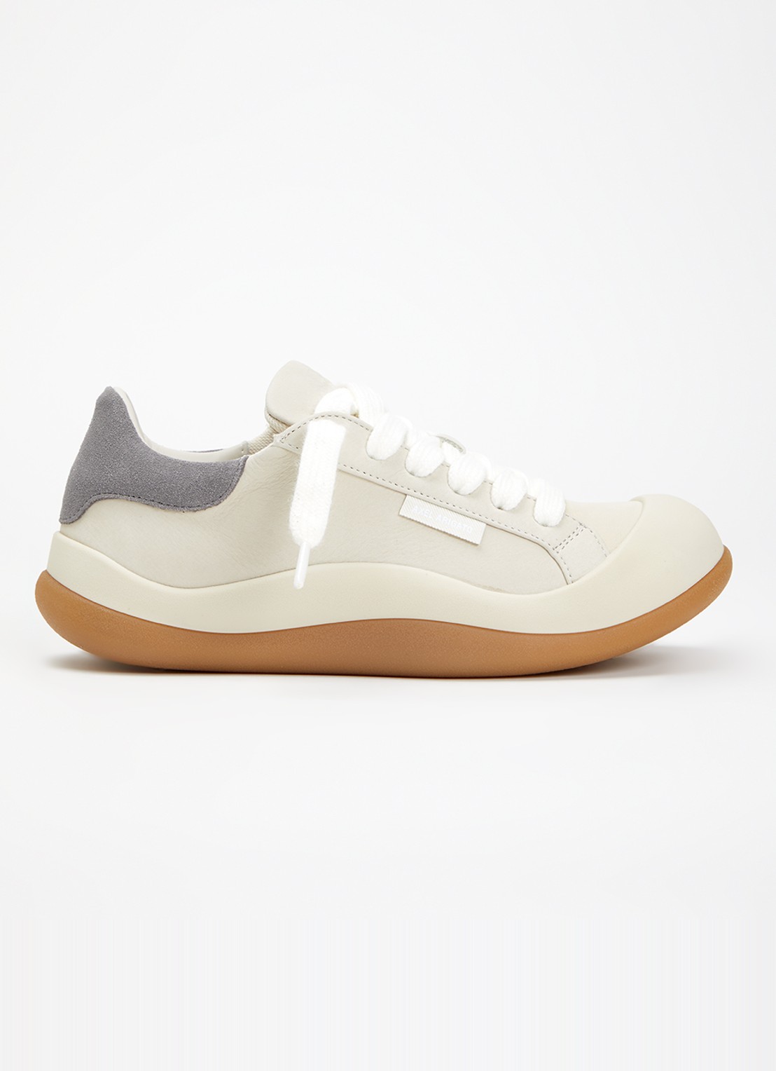 Axel Arigato Squish sneaker van nubuck met suède details - voorkant 2 beige