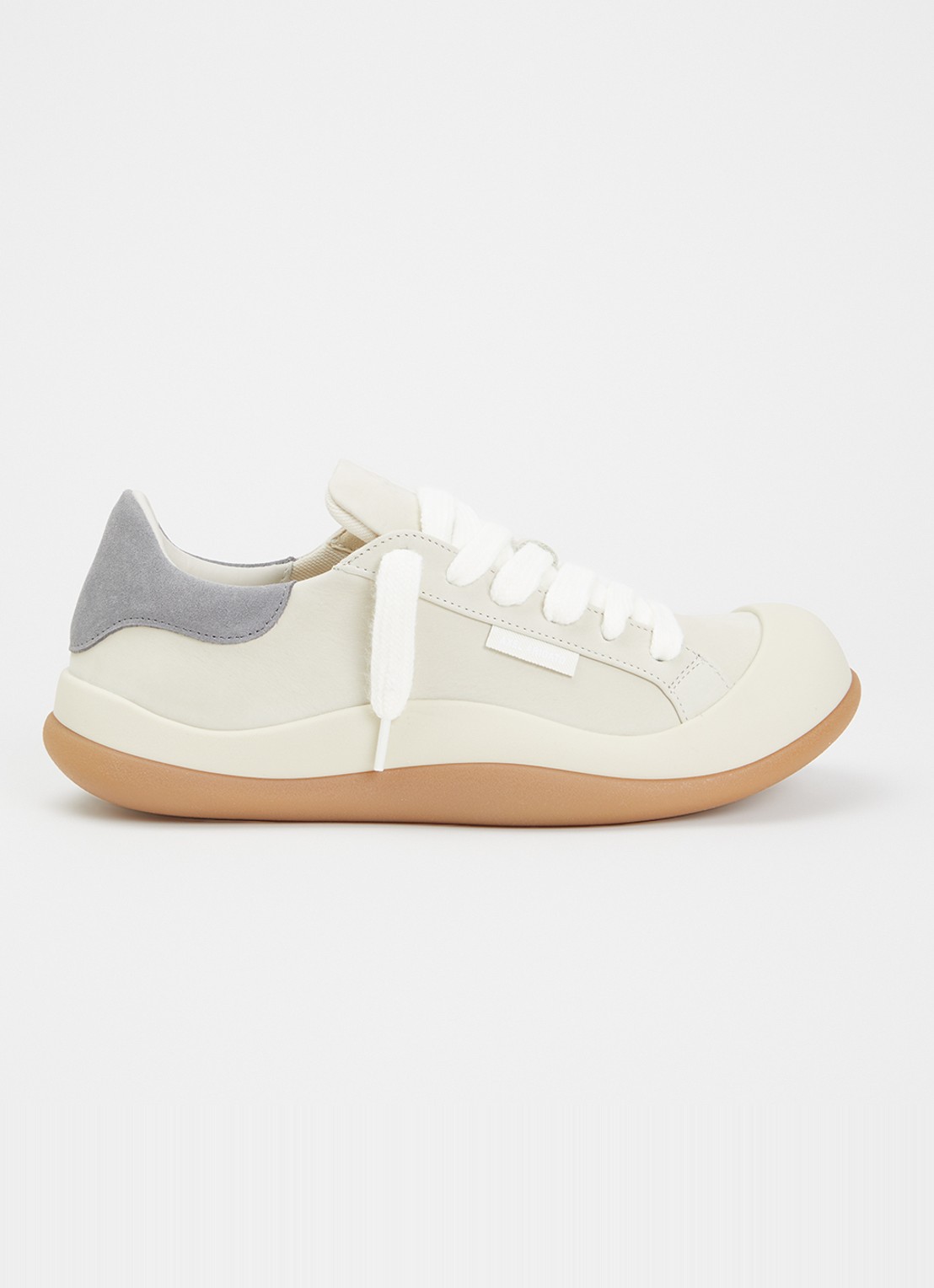 Axel Arigato Squish sneaker van nubuck - voorkant beige