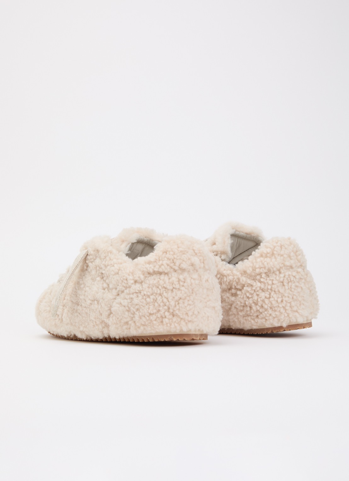 Axel Arigato Tact Shearling sneaker van teddy - achterkant 2 beige