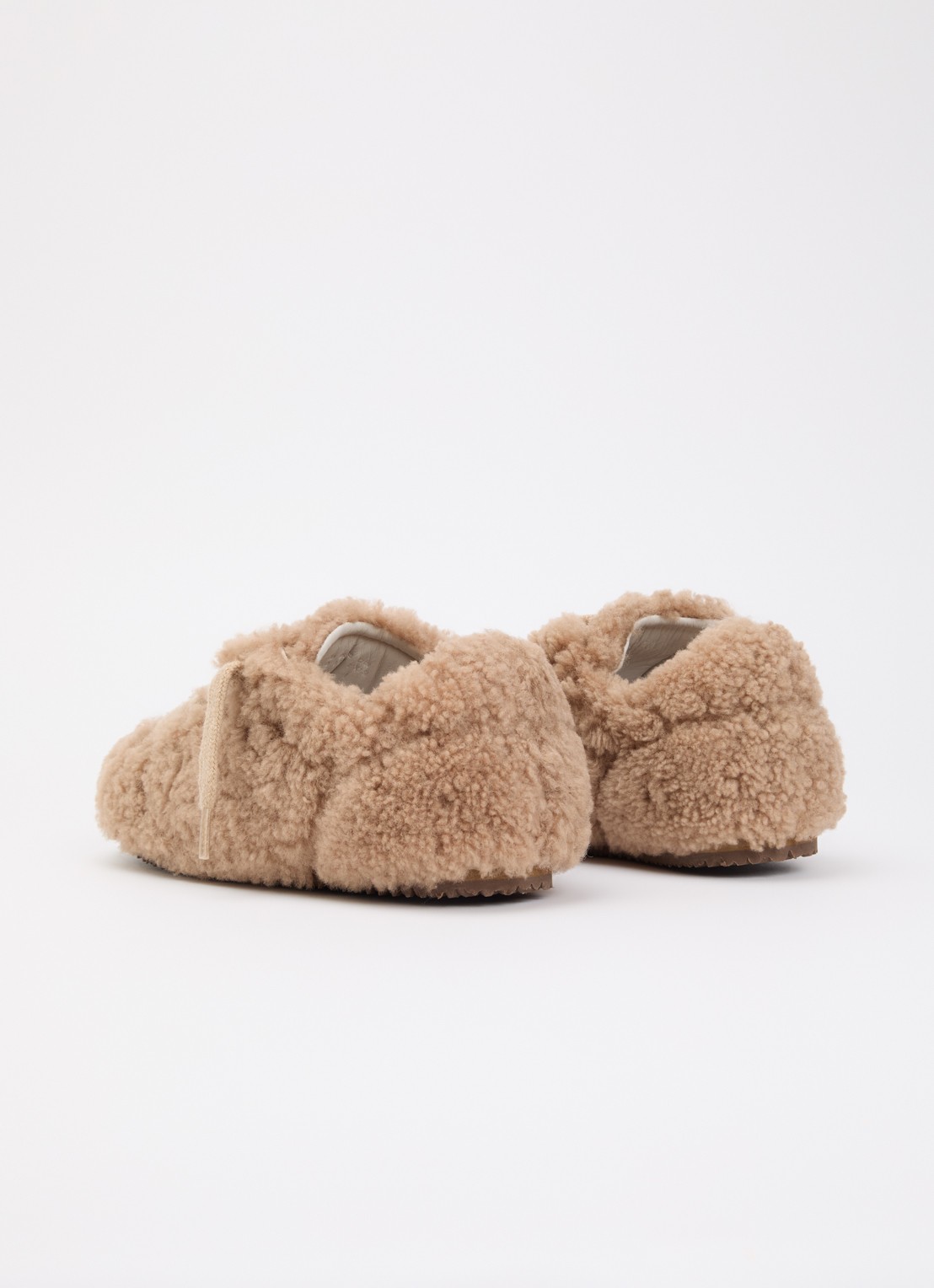 Axel Arigato Tact Shearling sneaker van teddy - achterkant 2 camel