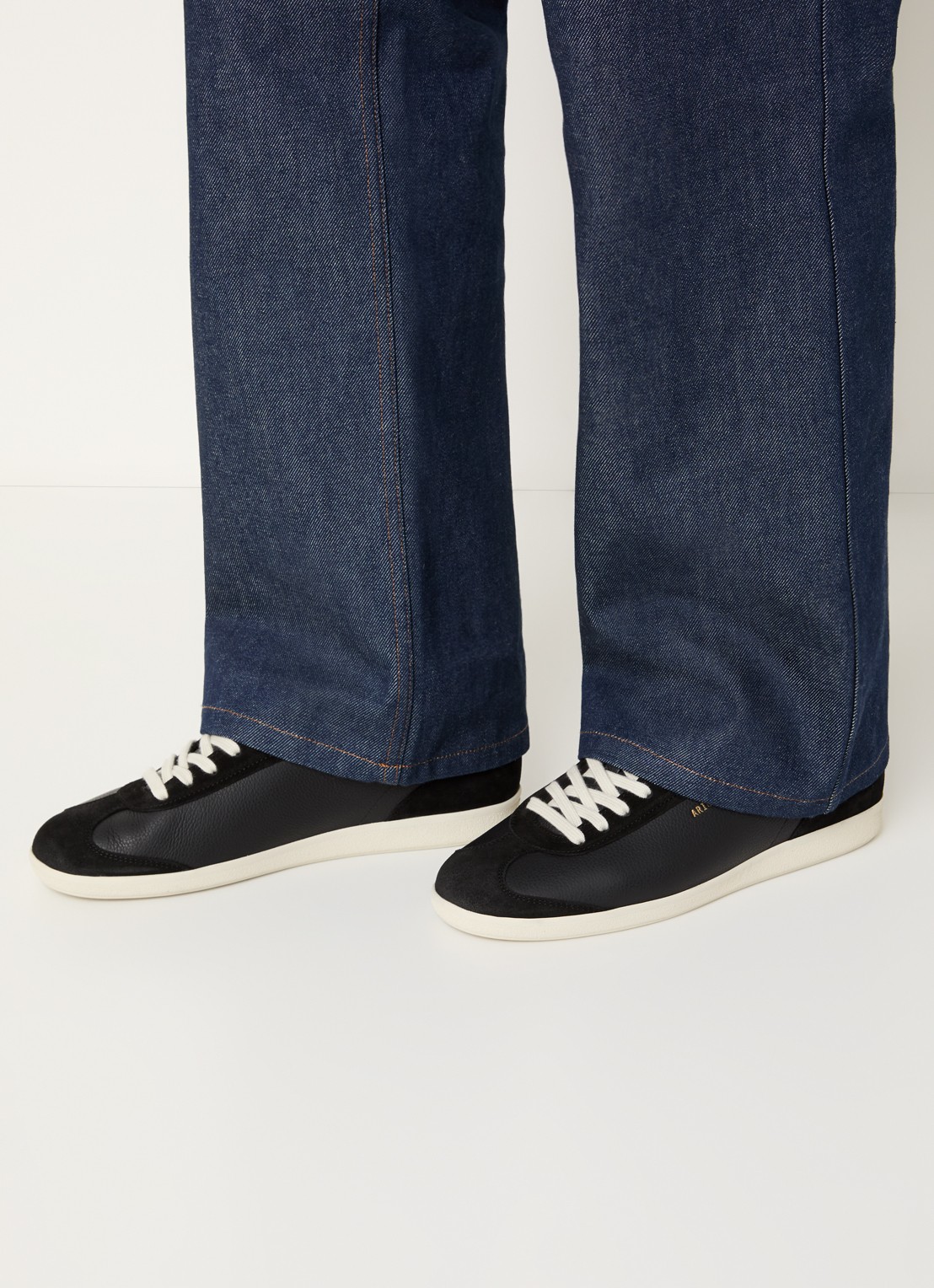 Axel Arigato Zane sneaker van leer met details van suède  - voorkant 2 zwart