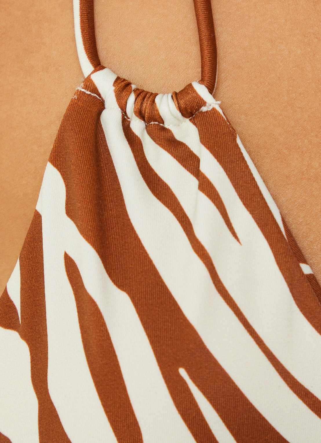 Aya Label The Rhea triangel bikinitop met uitneembare vulling - detail 2 oranjebruin