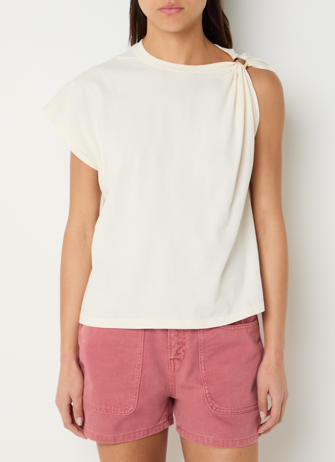 ba&sh Allia T-shirt met asymmetrische hals - detail 4 gebroken wit