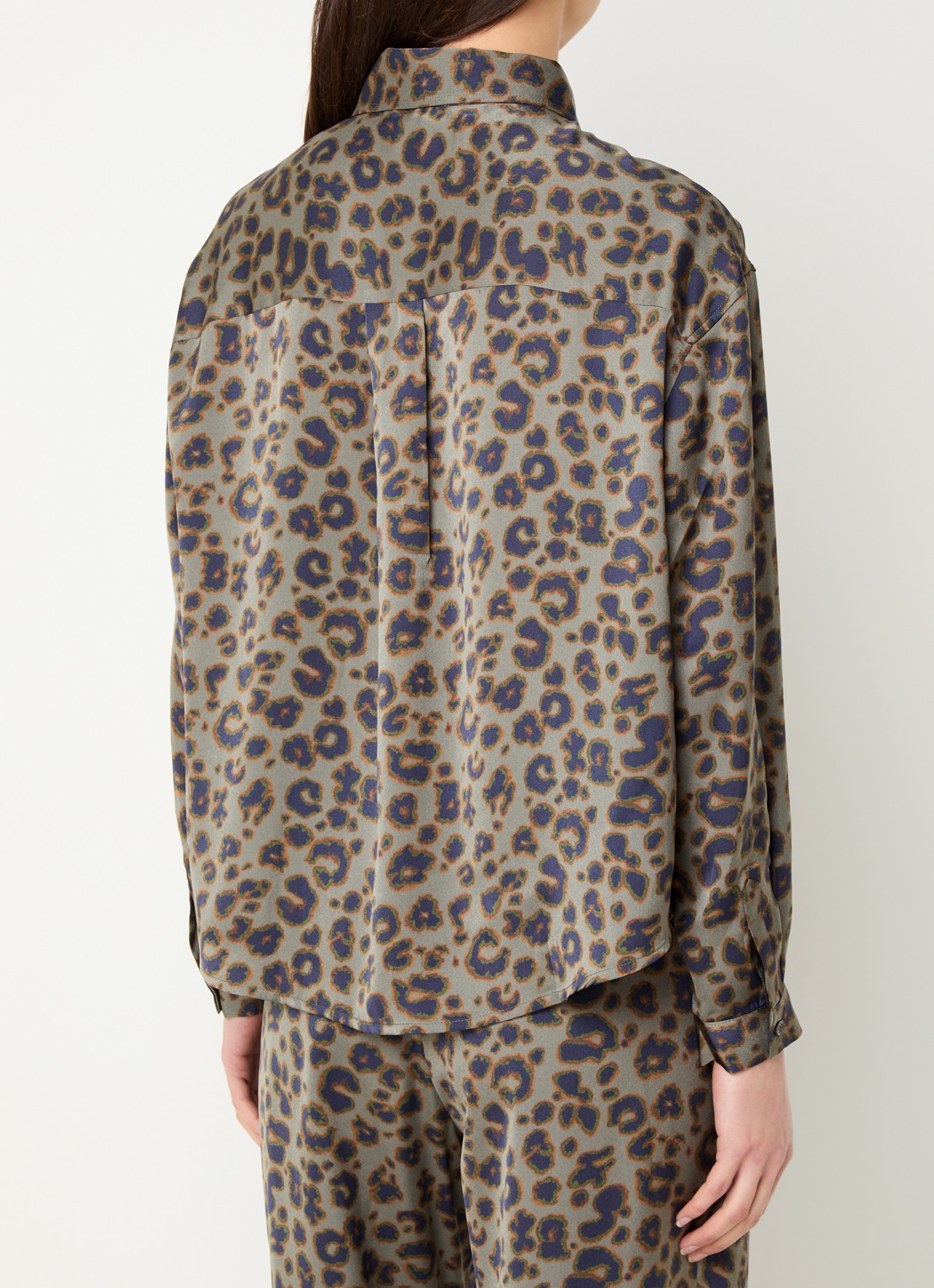 ba&sh Billie blouse van panterprint - achterkant olijfgroen