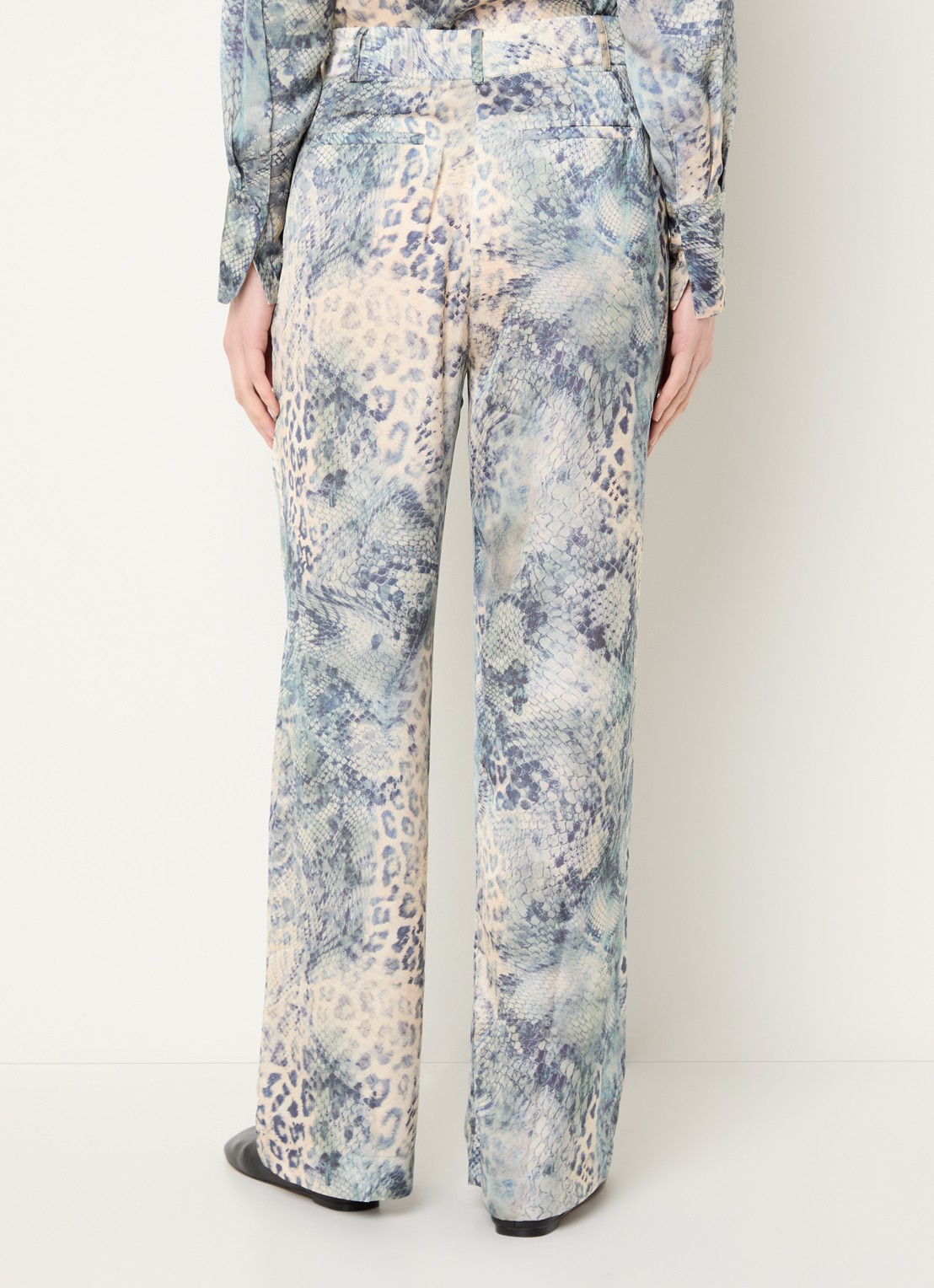 ba&sh Carrina high waist wide fit pantalon van satijn met print - achterkant 2 blauw