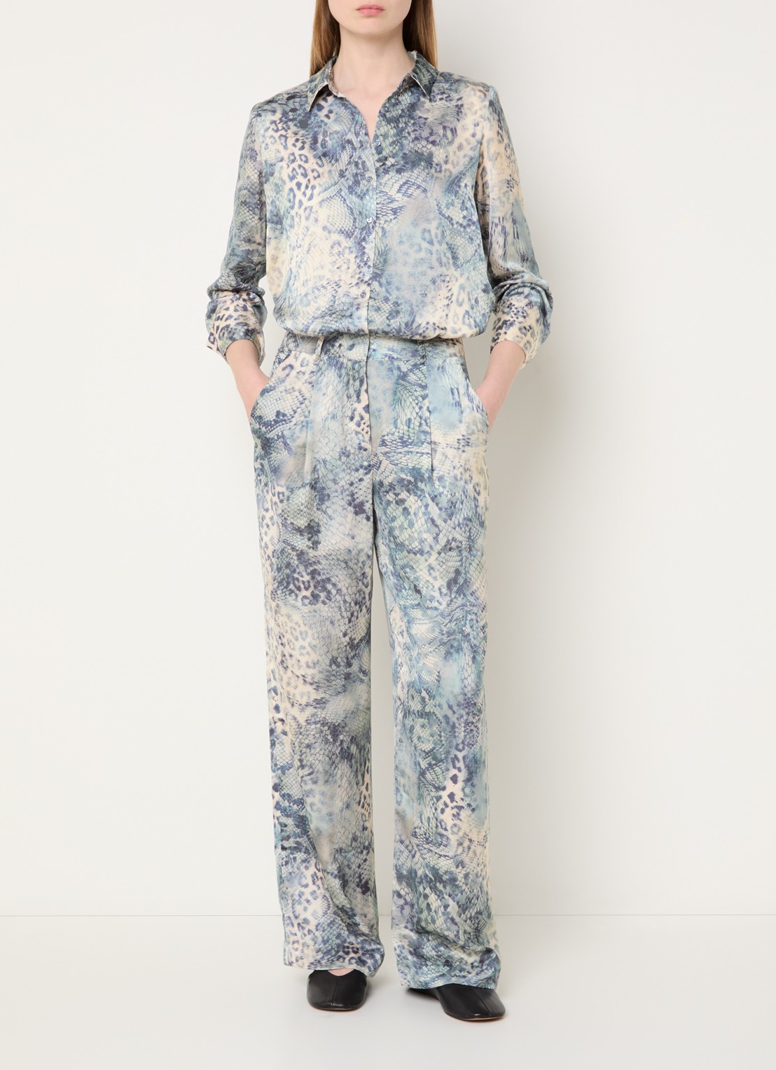 ba&sh Carrina high waist wide fit pantalon van satijn met print - voorkant 4 blauw