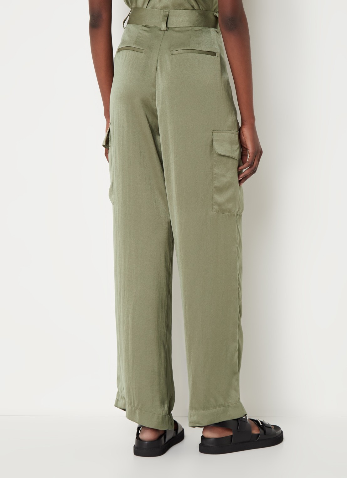 ba&sh Cary high waist loose fit broek van satijn met klepzakken - achterkant 2 bronsgroen