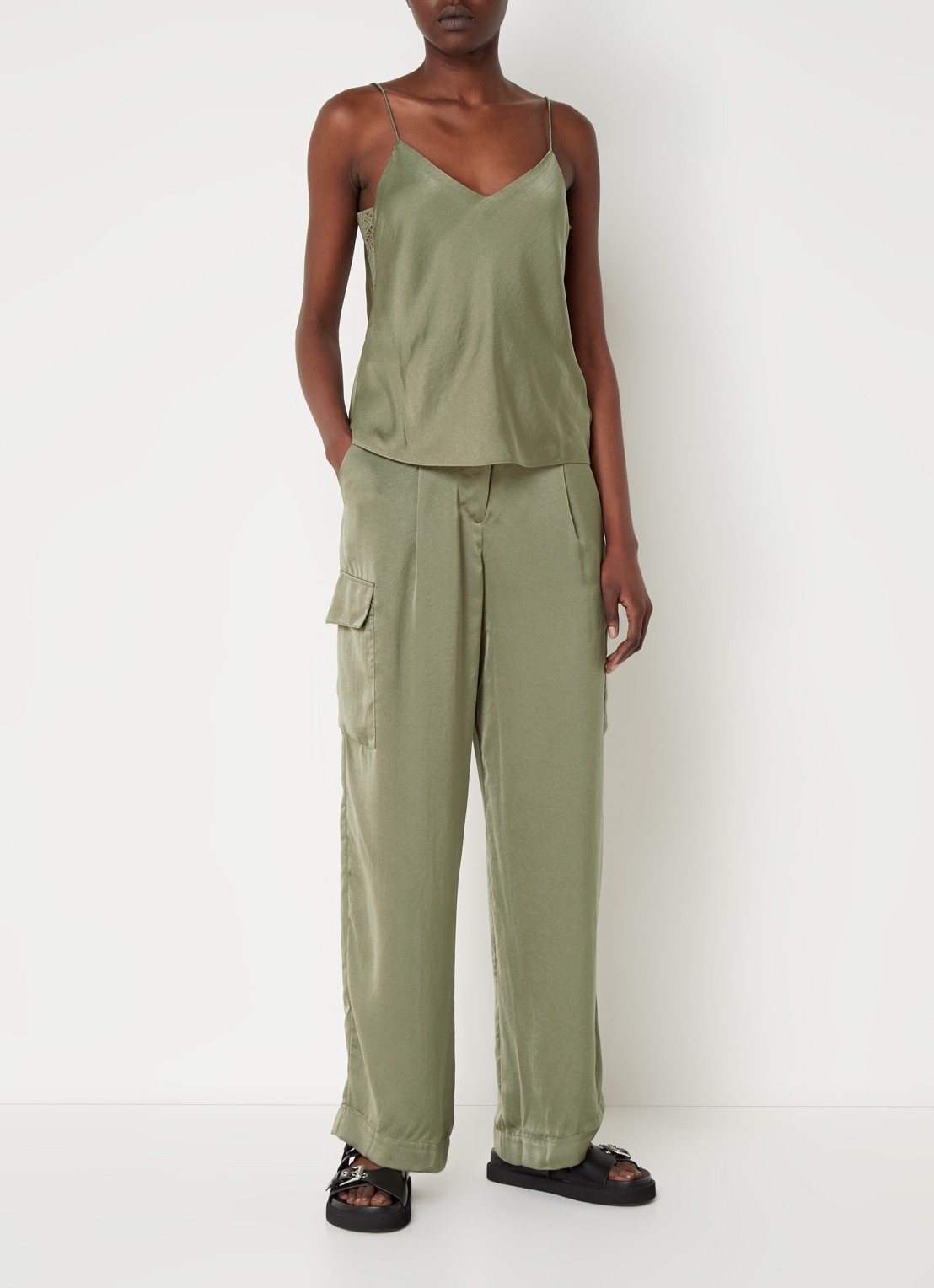 ba&sh Cary high waist loose fit broek van satijn met klepzakken - voorkant 4 bronsgroen