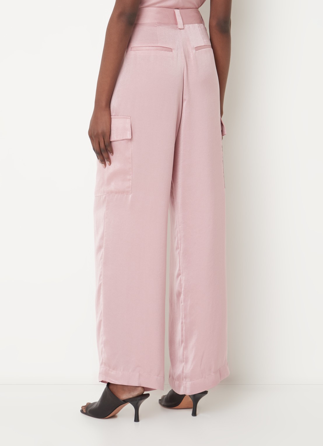 ba&sh Cary high waist loose fit broek van satijn met klepzakken - achterkant oudroze