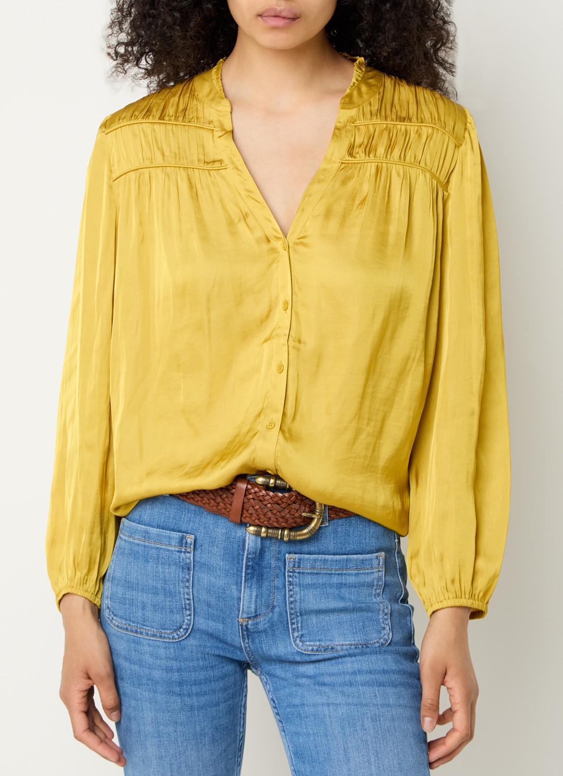 ba&sh Cessia blouse van satijn met ruches - detail 3 okergeel