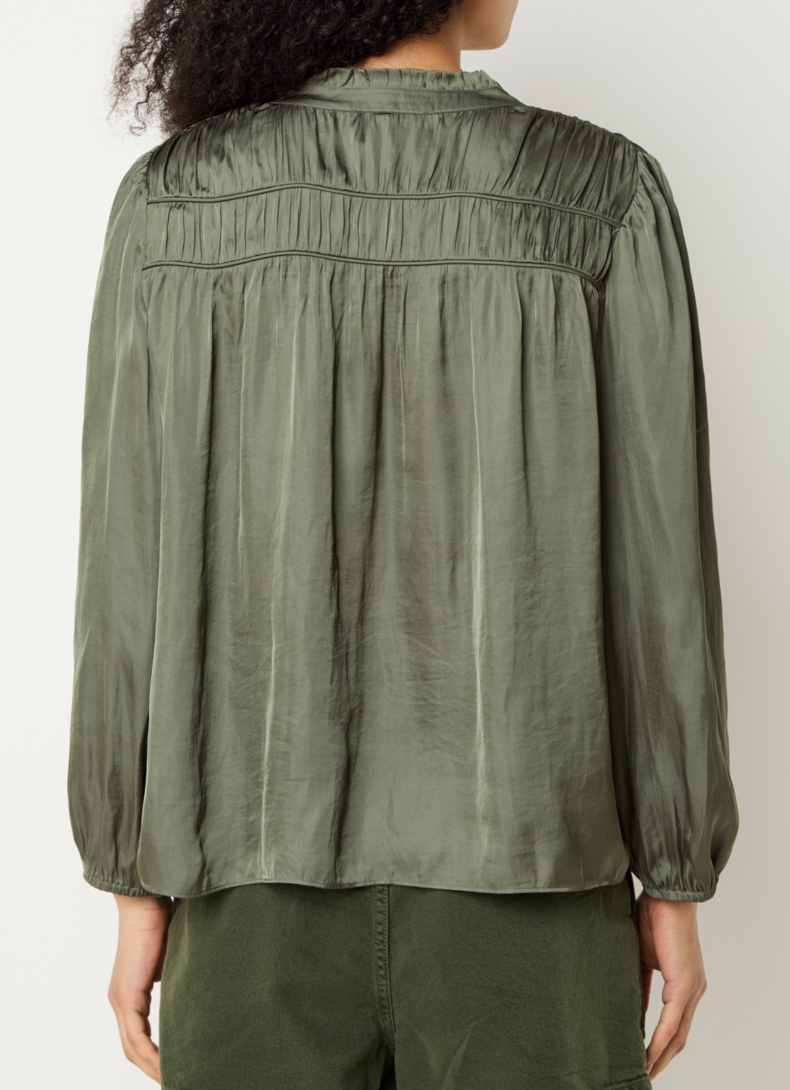 ba&sh Cessia blouse van satijn met ruches - achterkant 4 legergroen