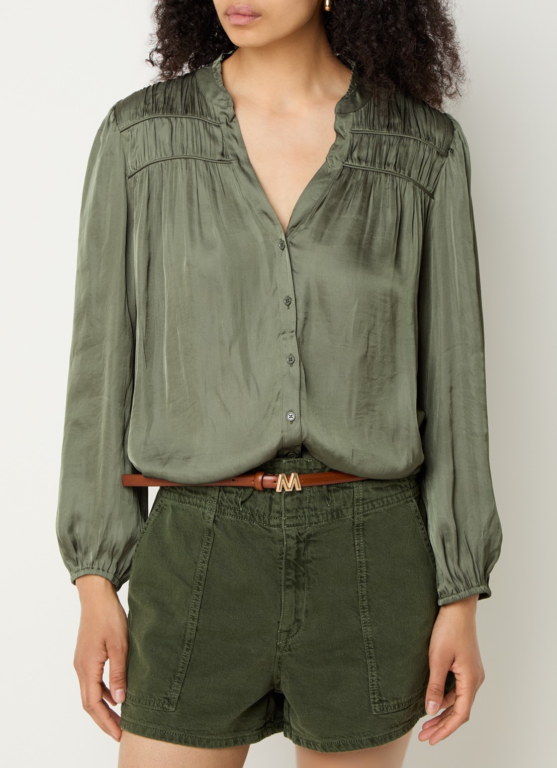 ba&sh Cessia blouse van satijn met ruches - detail 3 legergroen