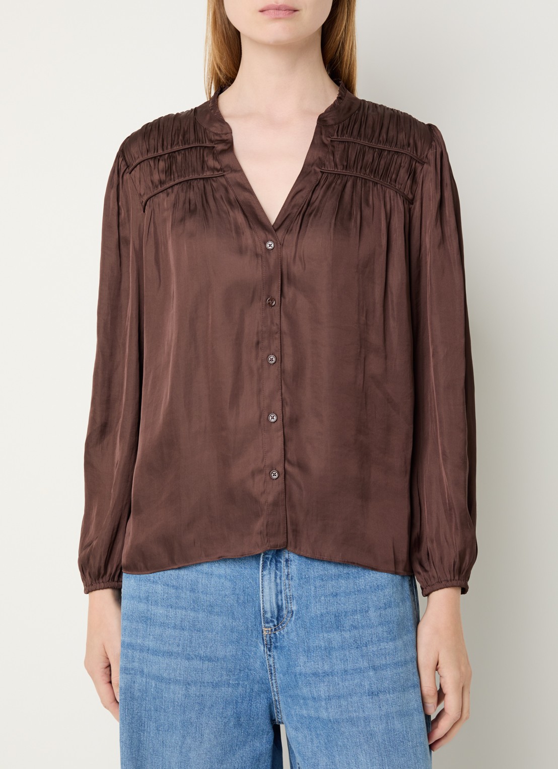 ba&sh Cessia blouse van satijn met ruches - detail donkerbruin