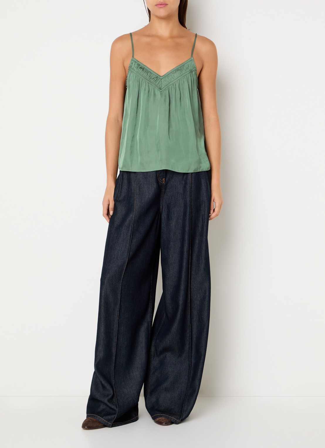 ba&sh Clovis top met spaghetti bandjes en glanzende finish  - voorkant 2 khaki