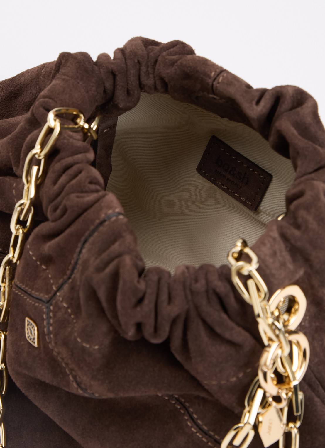 ba&sh Crossbodytas van suède - detail 3 donkerbruin