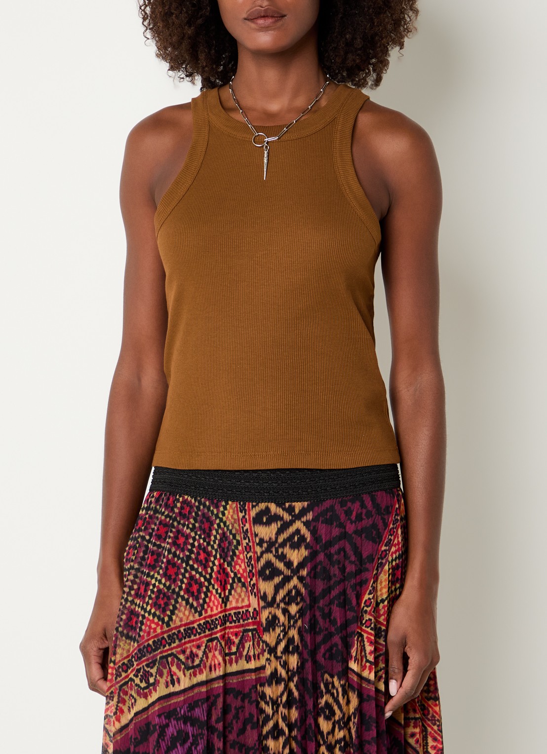ba&sh Cynda tanktop met ronde hals - detail cognac