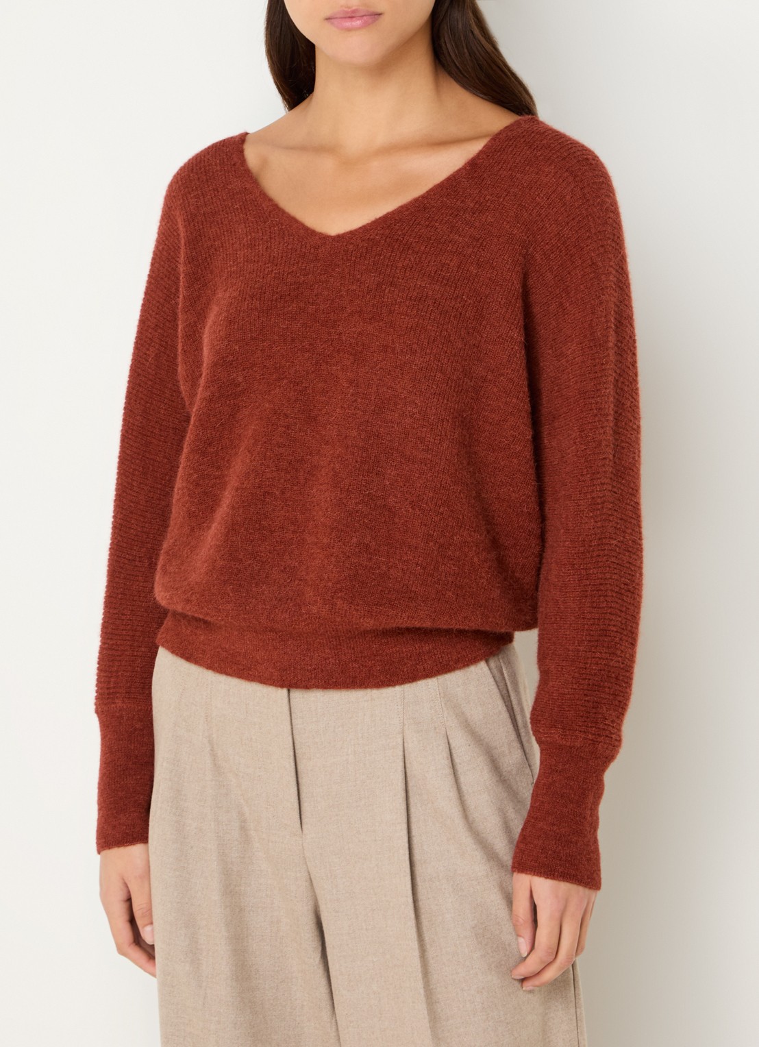 ba&sh Elsa grofgebreid vest in alpaca wolblend met V-hals - achterkant steenrood