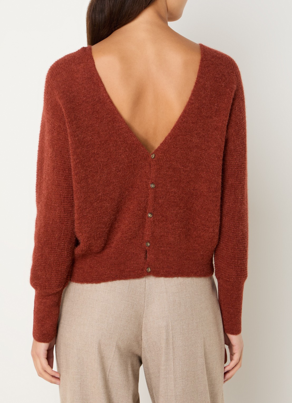 ba&sh Elsa grofgebreid vest in alpaca wolblend met V-hals - detail 2 steenrood