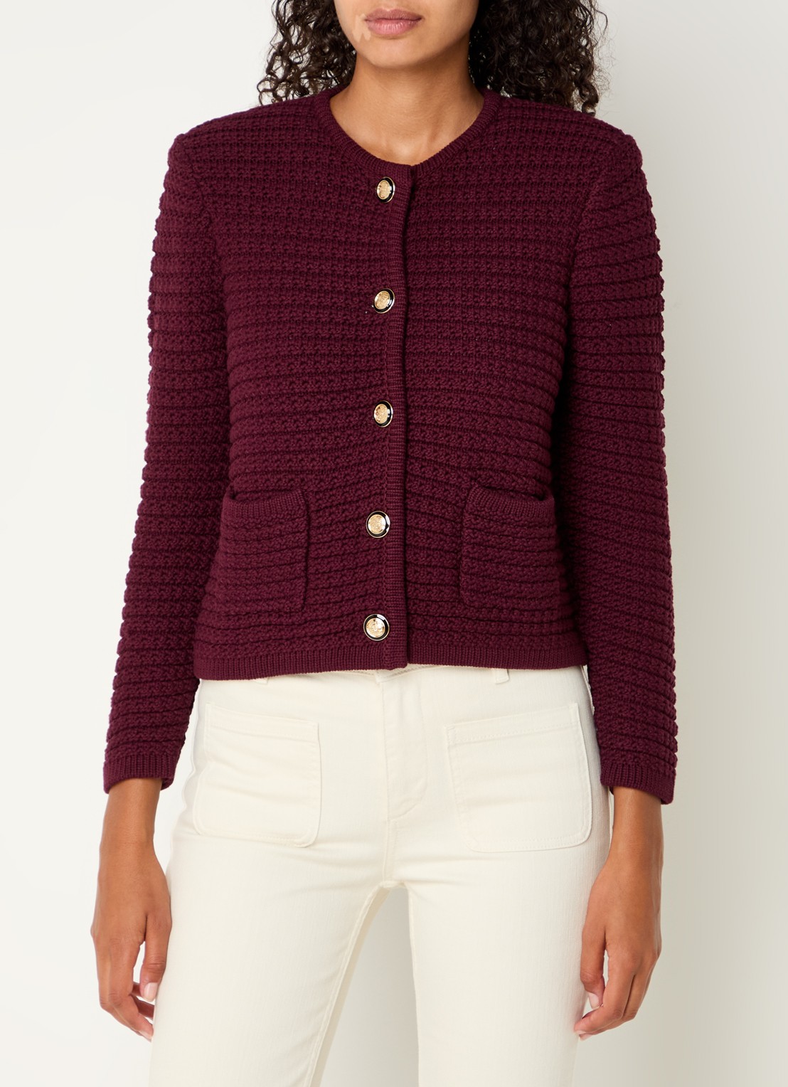 ba&sh Gaspard grofgebreid vest met opgestikte zakken - detail 3 cranberryrood