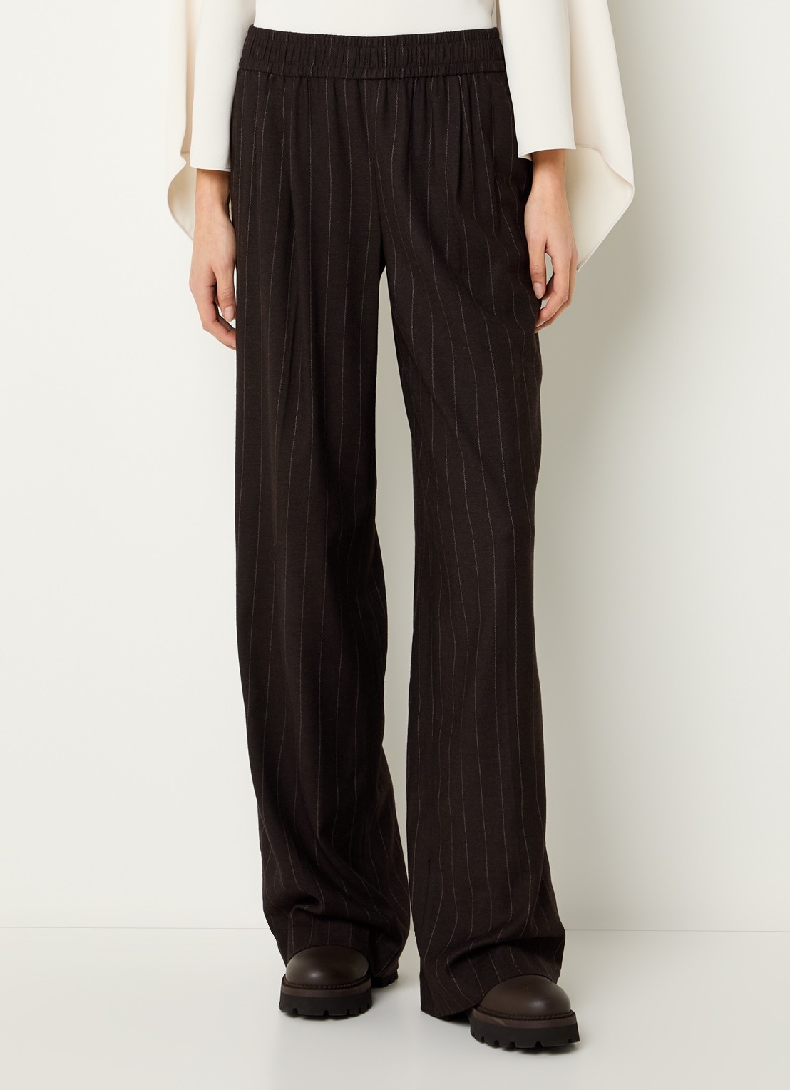 ba&sh Handrew mid waist straight fit broek in wolblend met krijtstreep - detail 2 donkerbruin