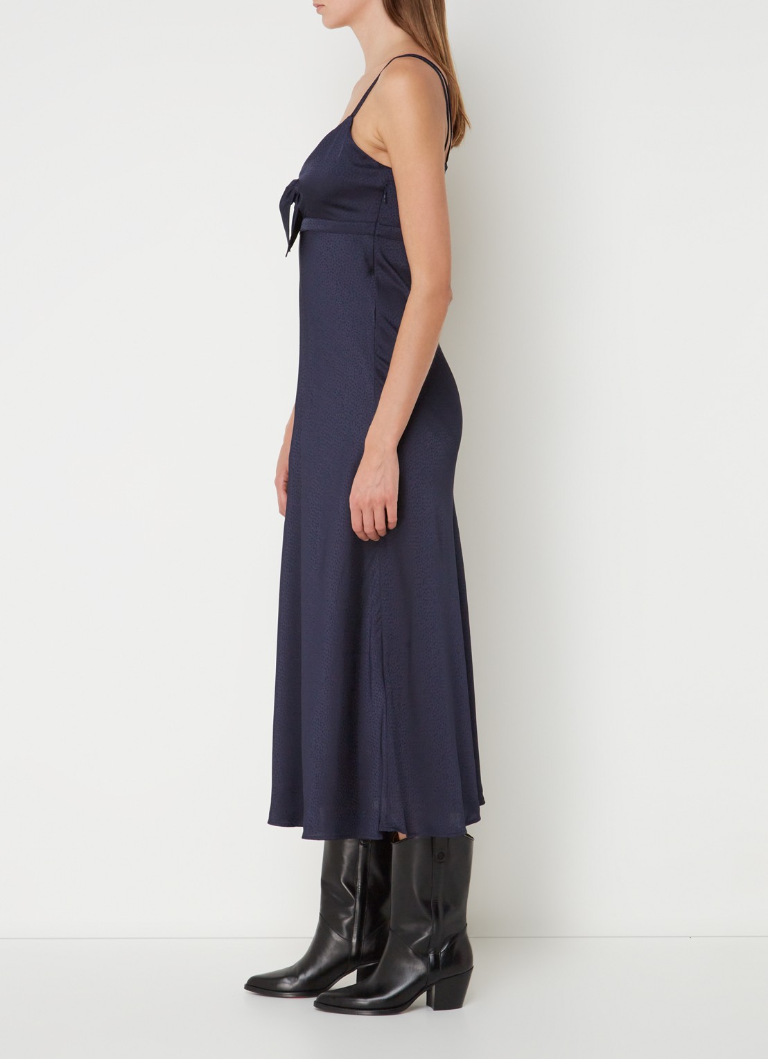 ba&sh Issa midi jurk van satijn - voorkant 2 donkerblauw