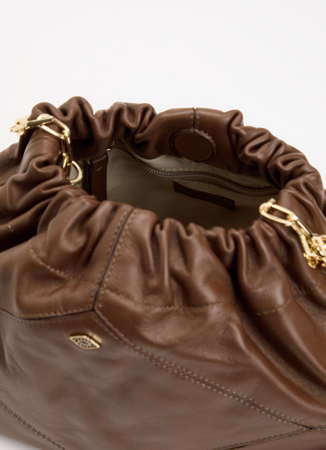 ba&sh June schoudertas van leer met tasbedel - detail bruin
